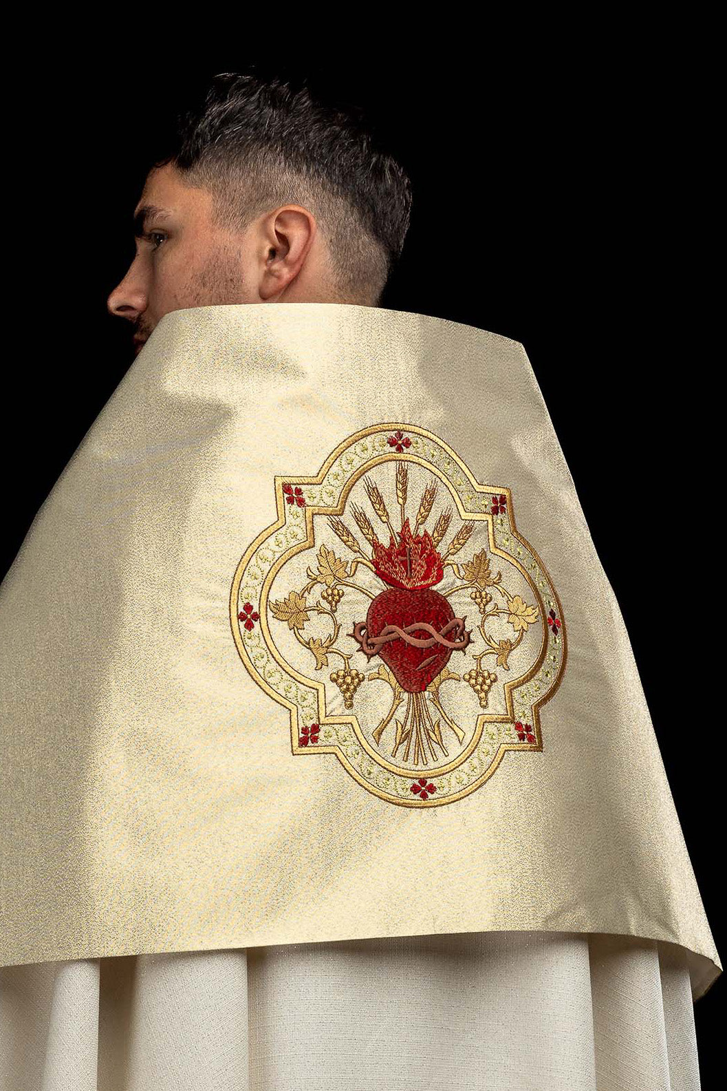 Voile huméral doré avec symbole du Sacré-Cœur de Jésus brodé