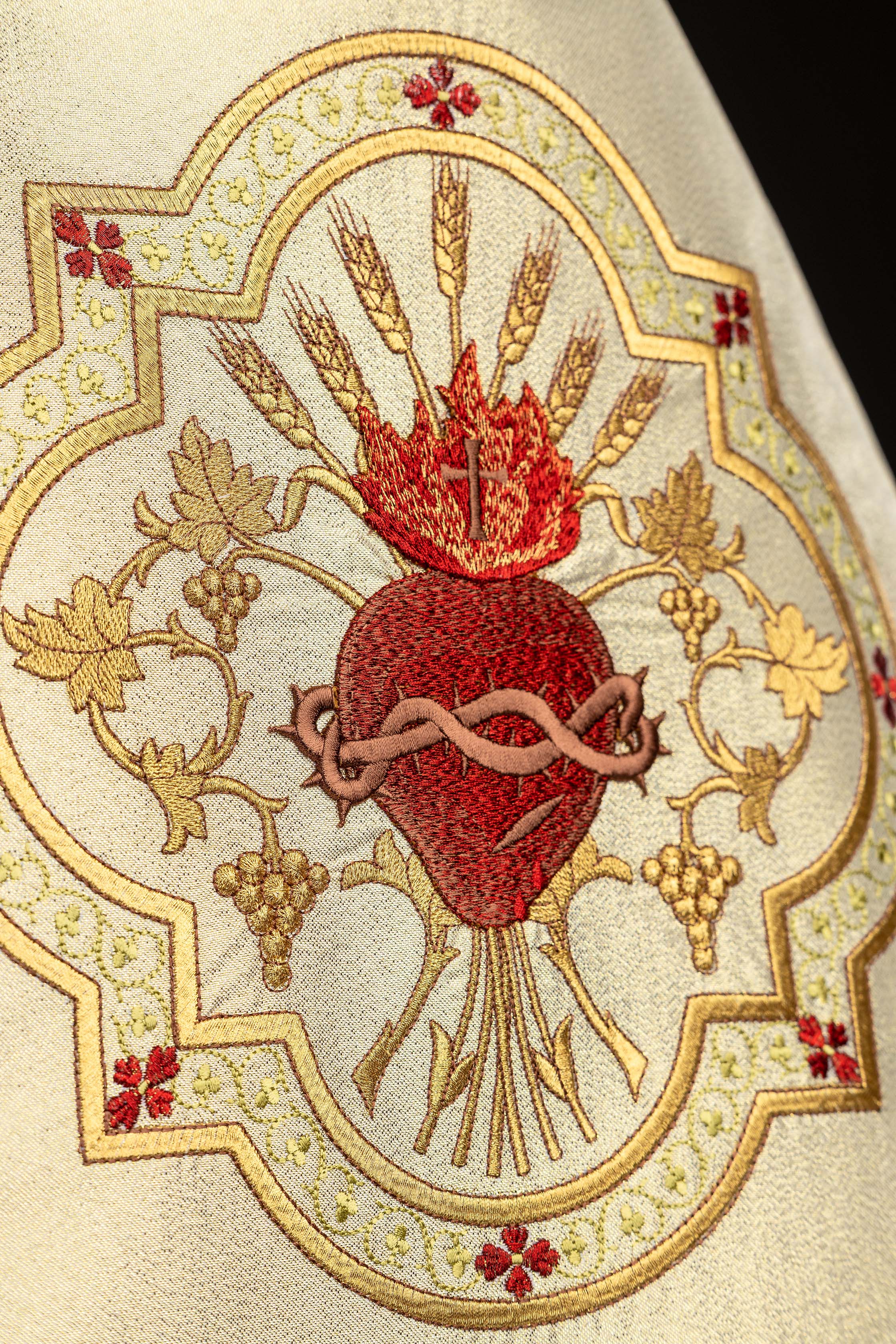 Voile huméral doré avec symbole du Sacré-Cœur de Jésus brodé