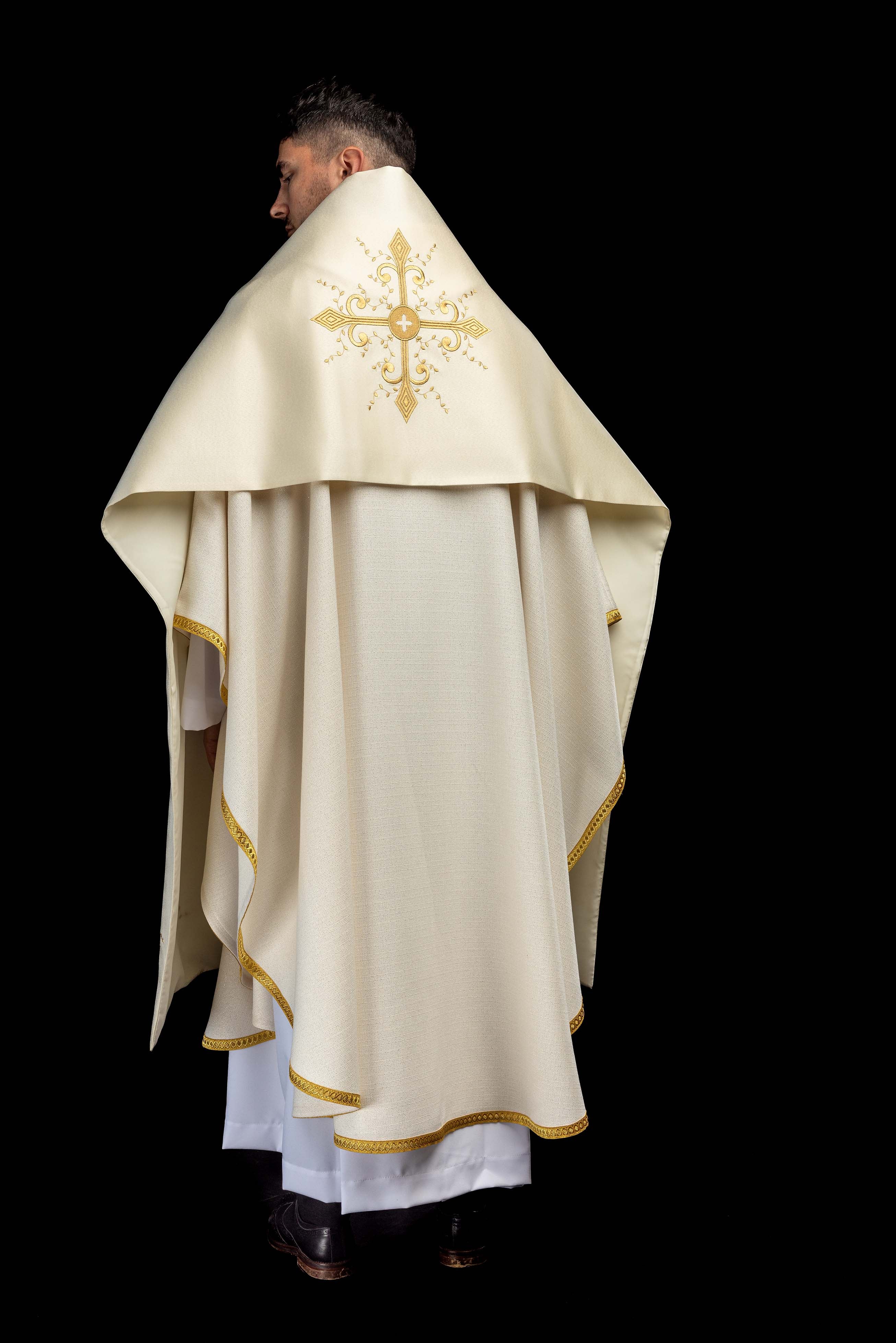 Voile huméral écru avec motif de croix brodé