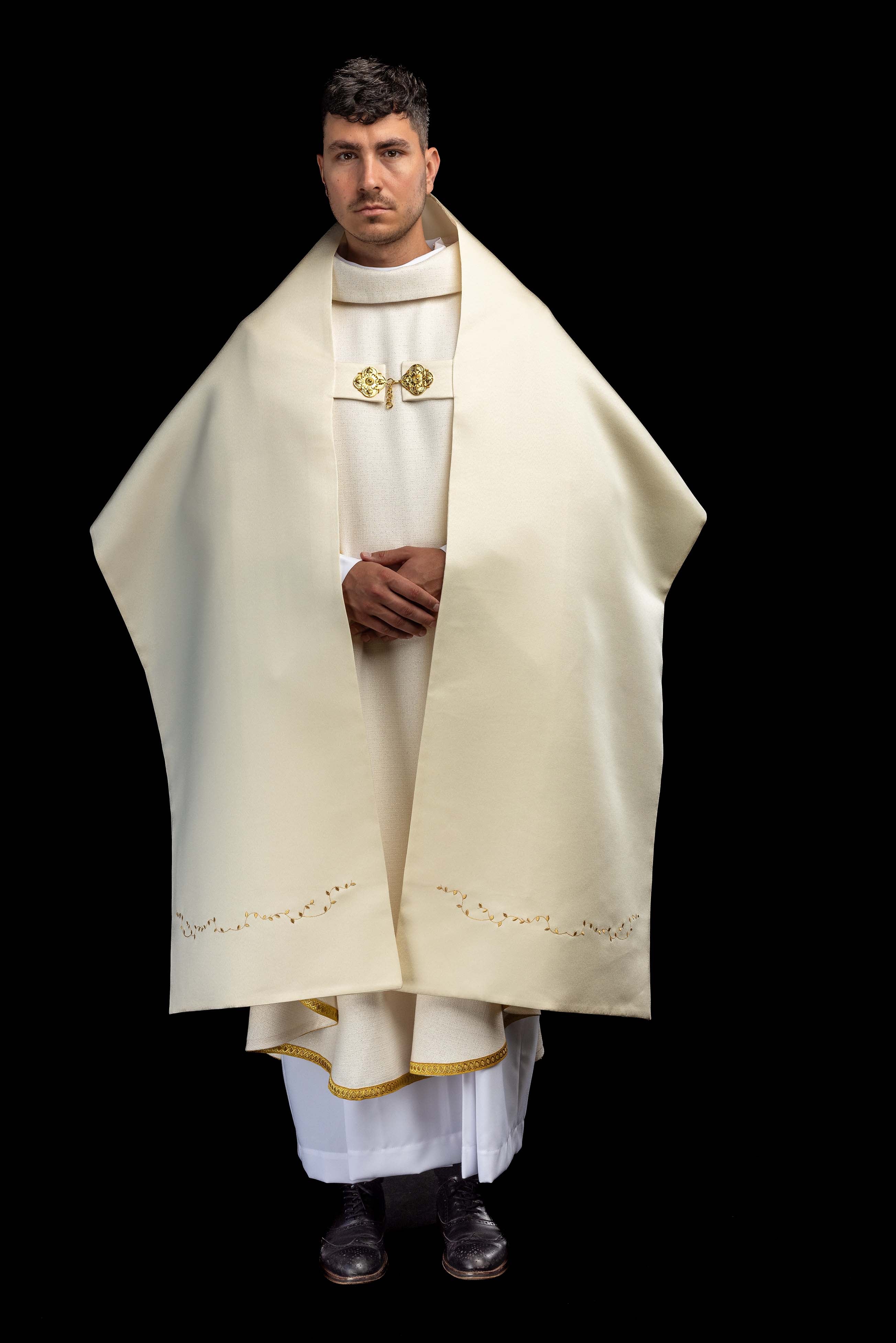 Voile huméral écru avec motif de croix brodé