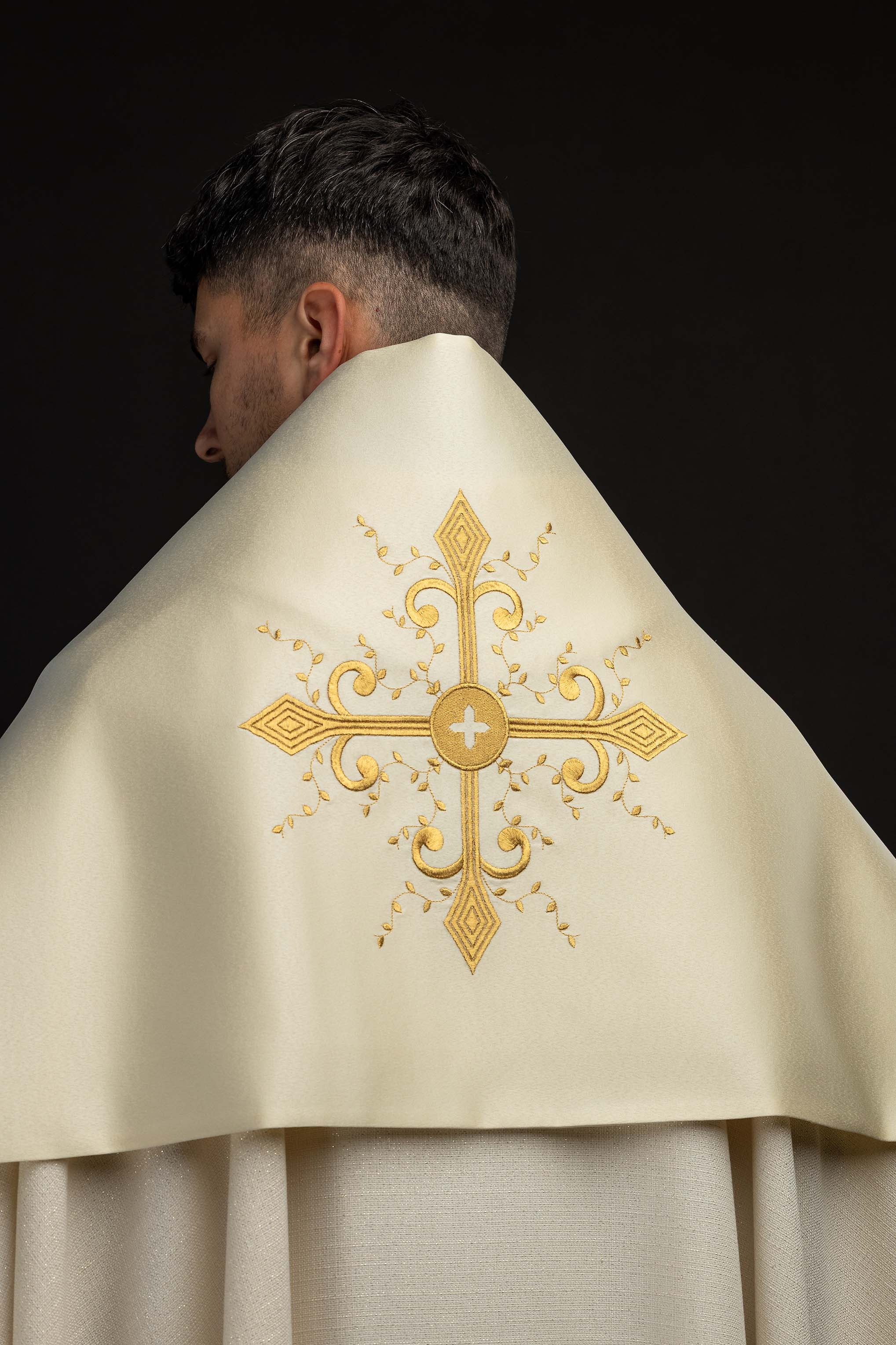 Voile huméral écru avec motif de croix brodé