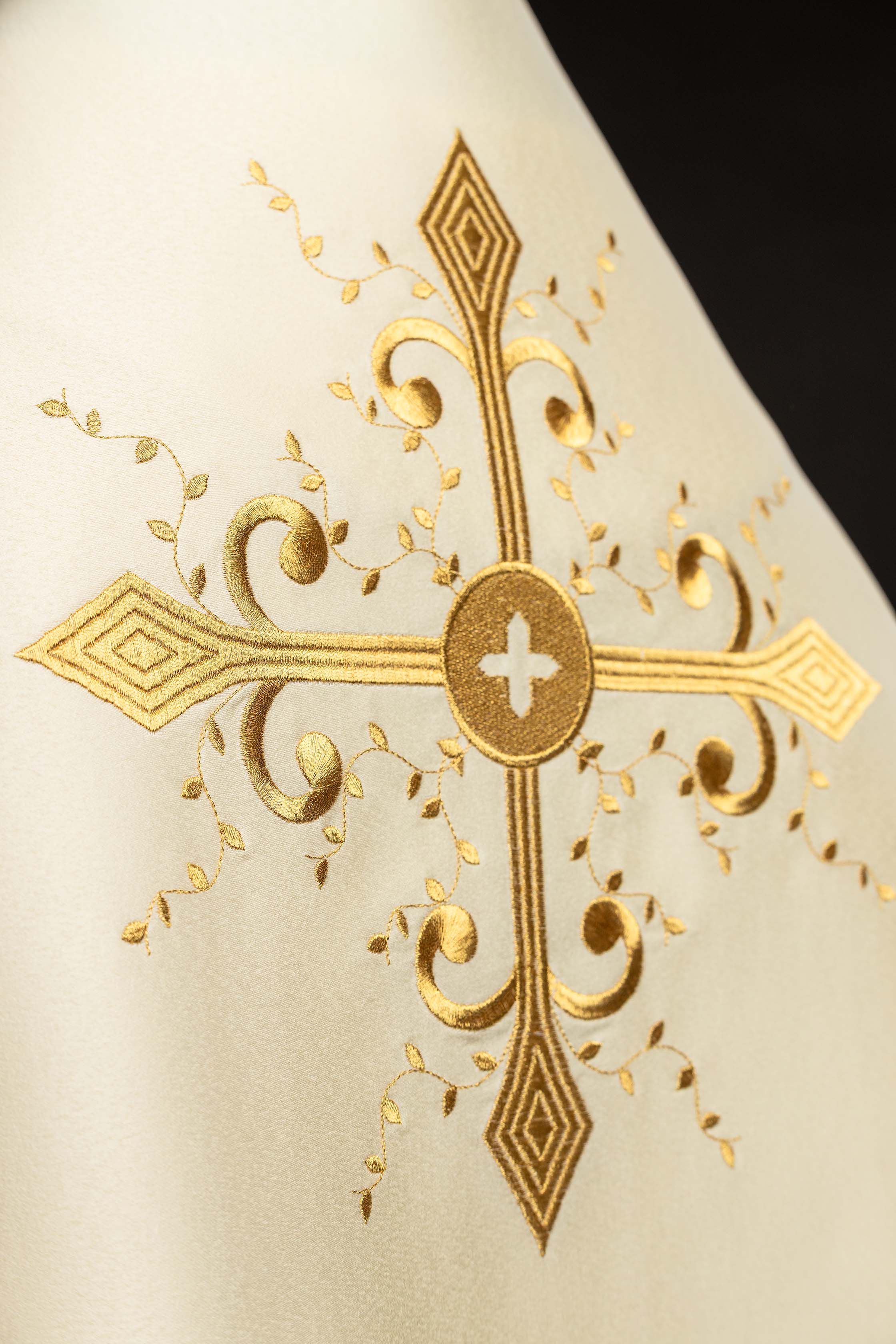 Voile huméral écru avec motif de croix brodé