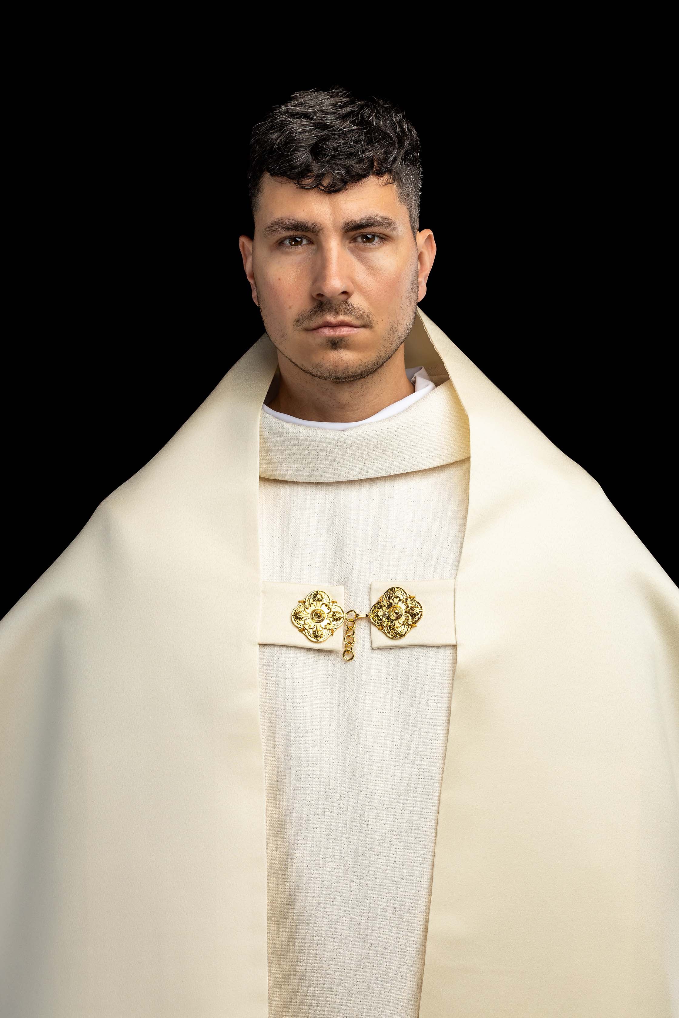 Voile huméral écru avec motif de croix brodé