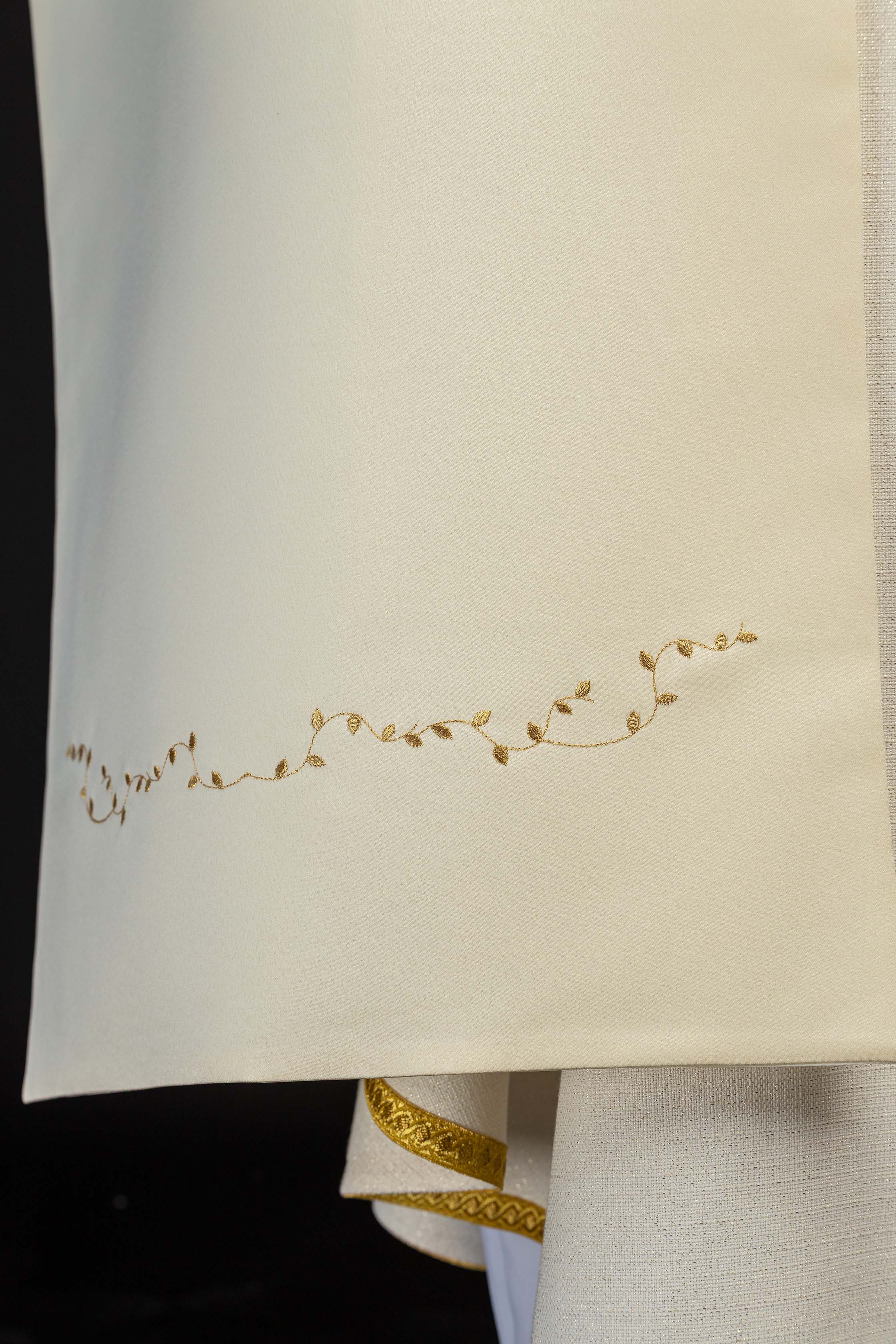 Voile huméral écru avec motif de croix brodé