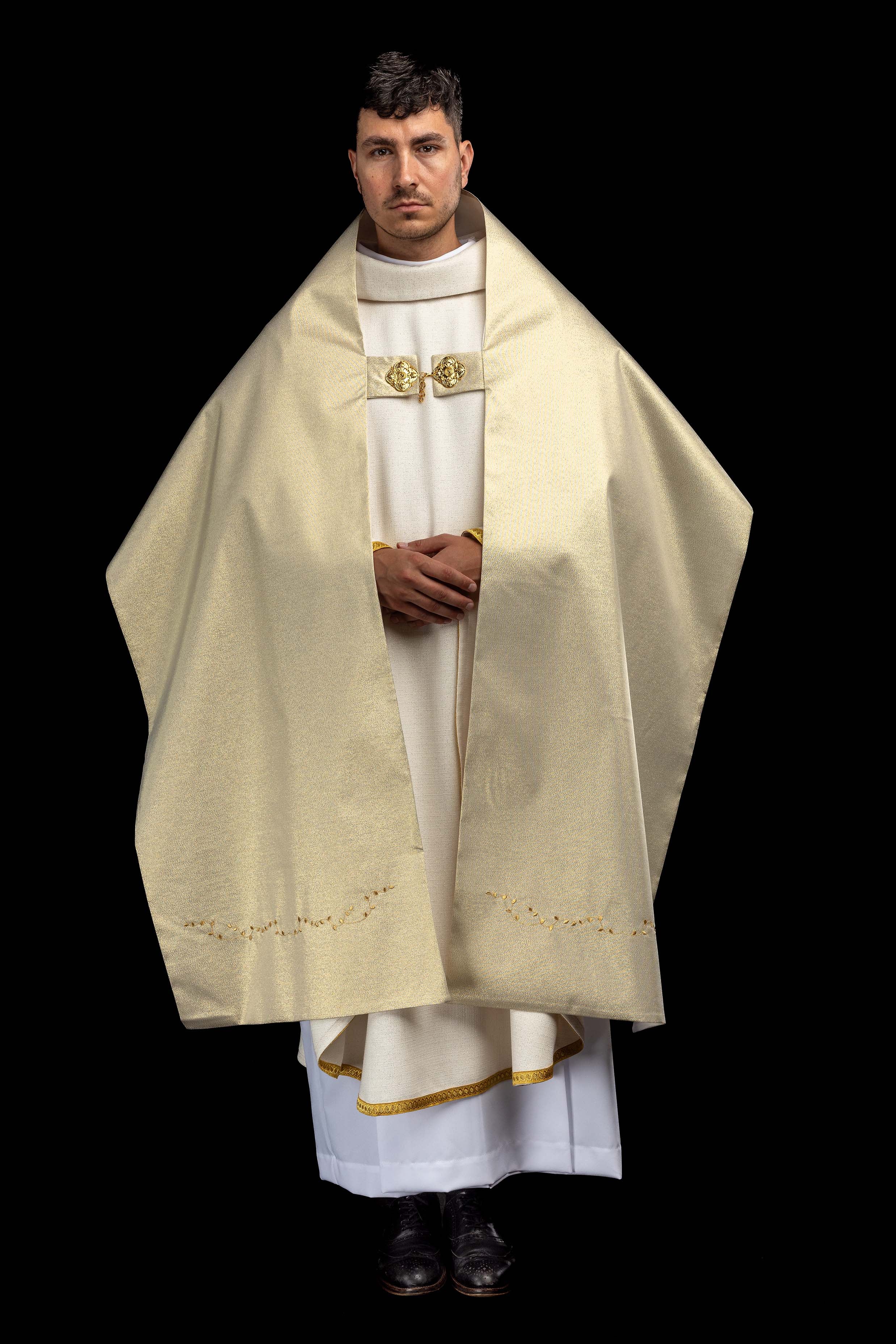 Voile huméral doré avec motif de croix brodé