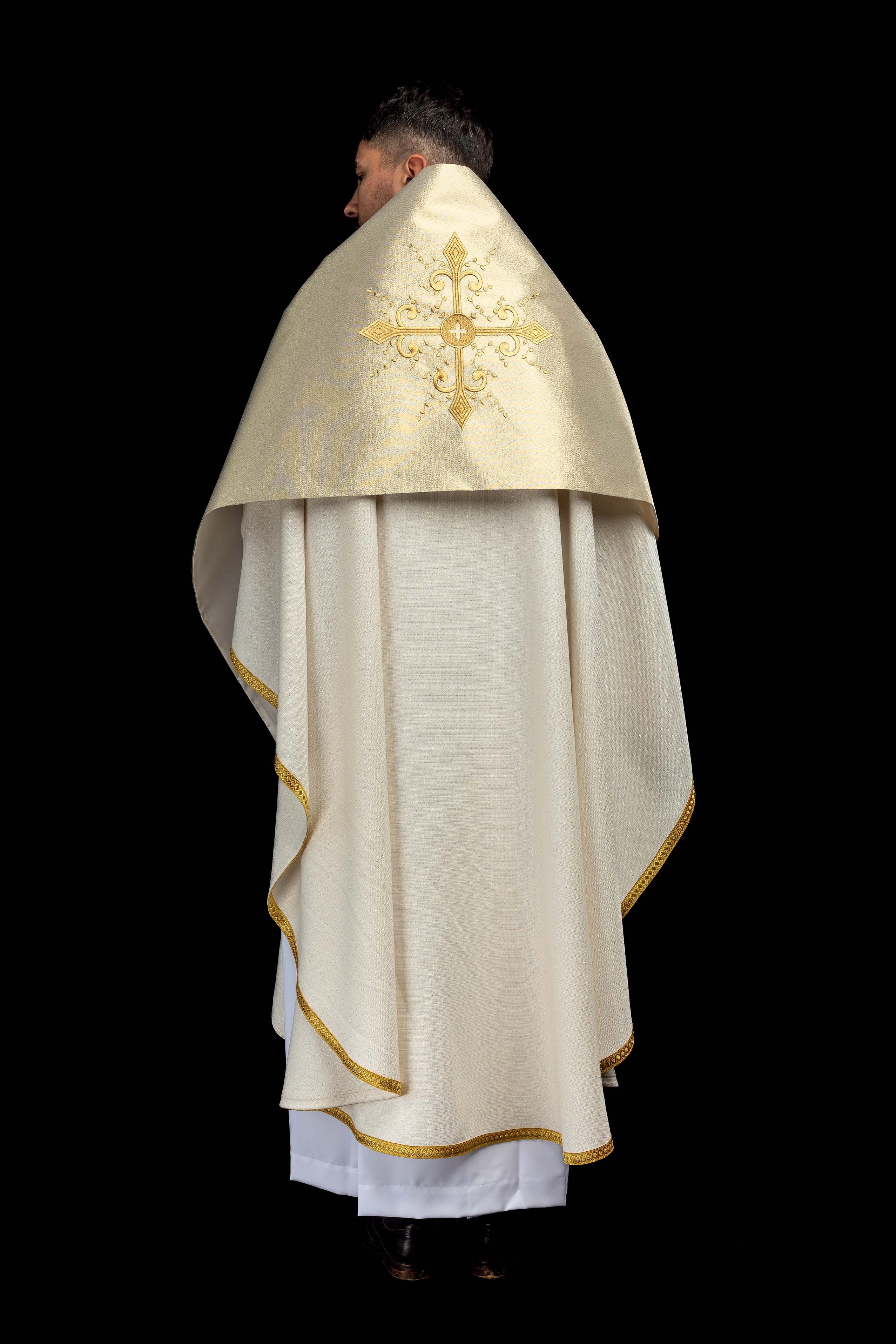 Voile huméral doré avec motif de croix brodé