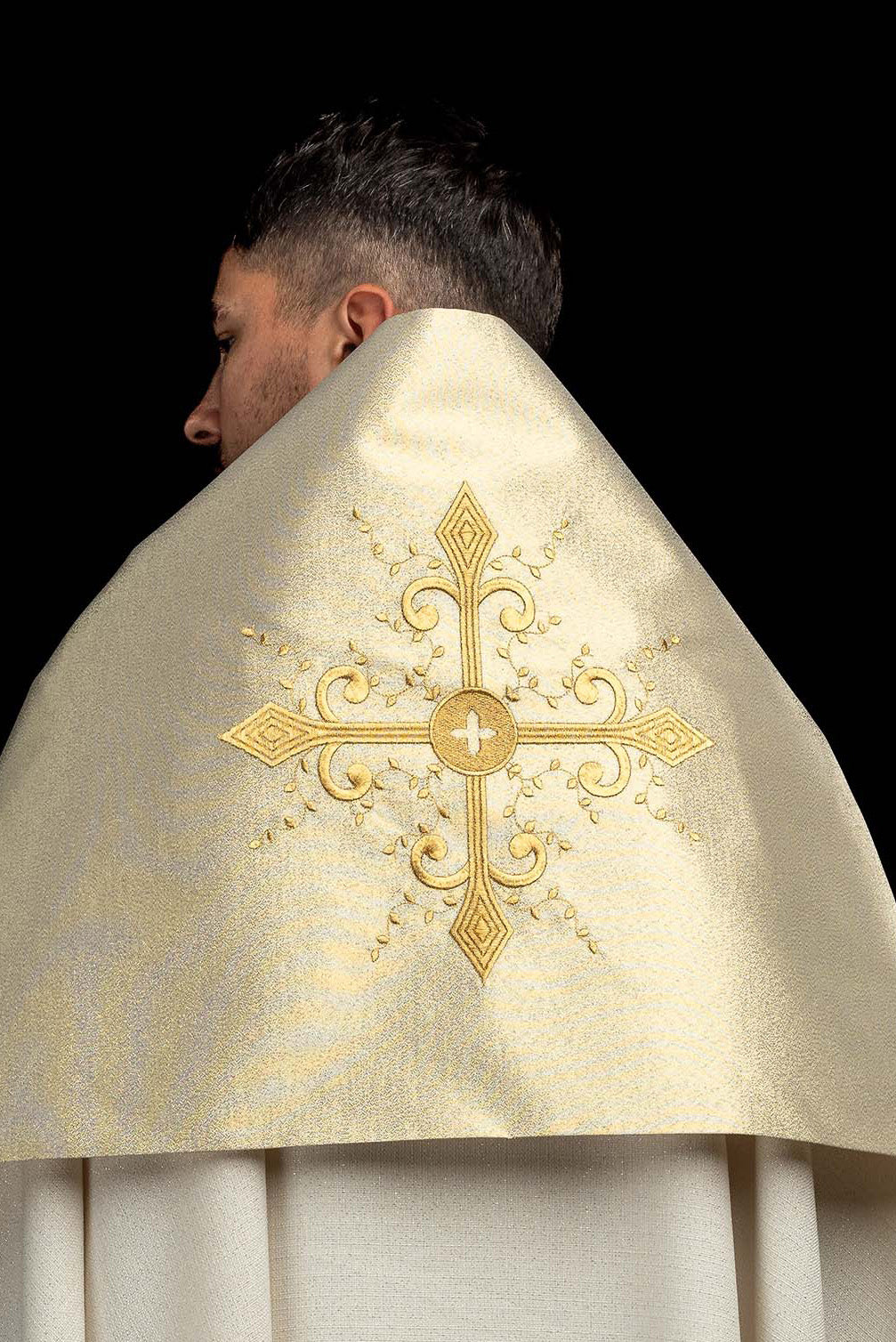 Voile huméral doré avec motif de croix brodé