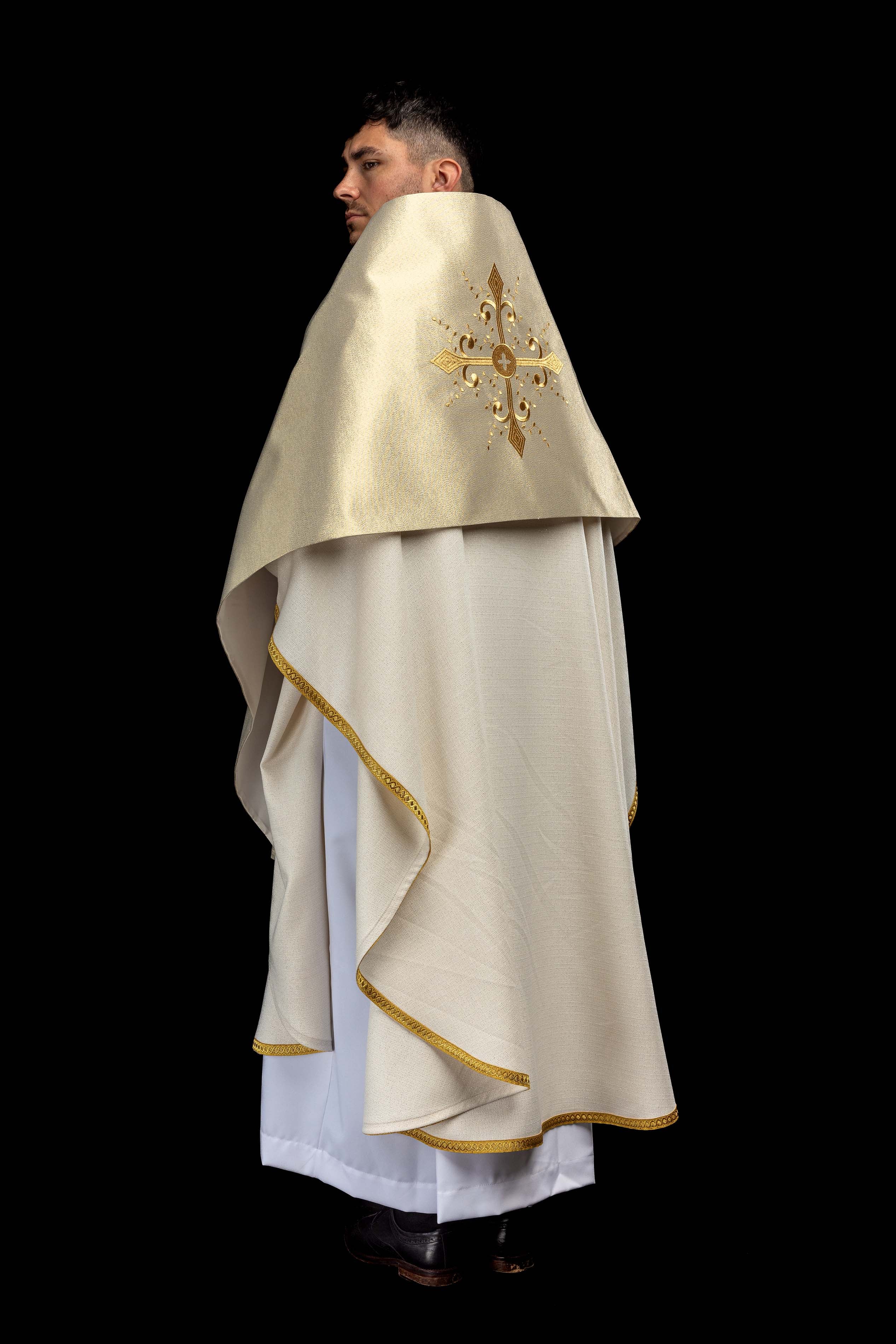 Voile huméral doré avec motif de croix brodé