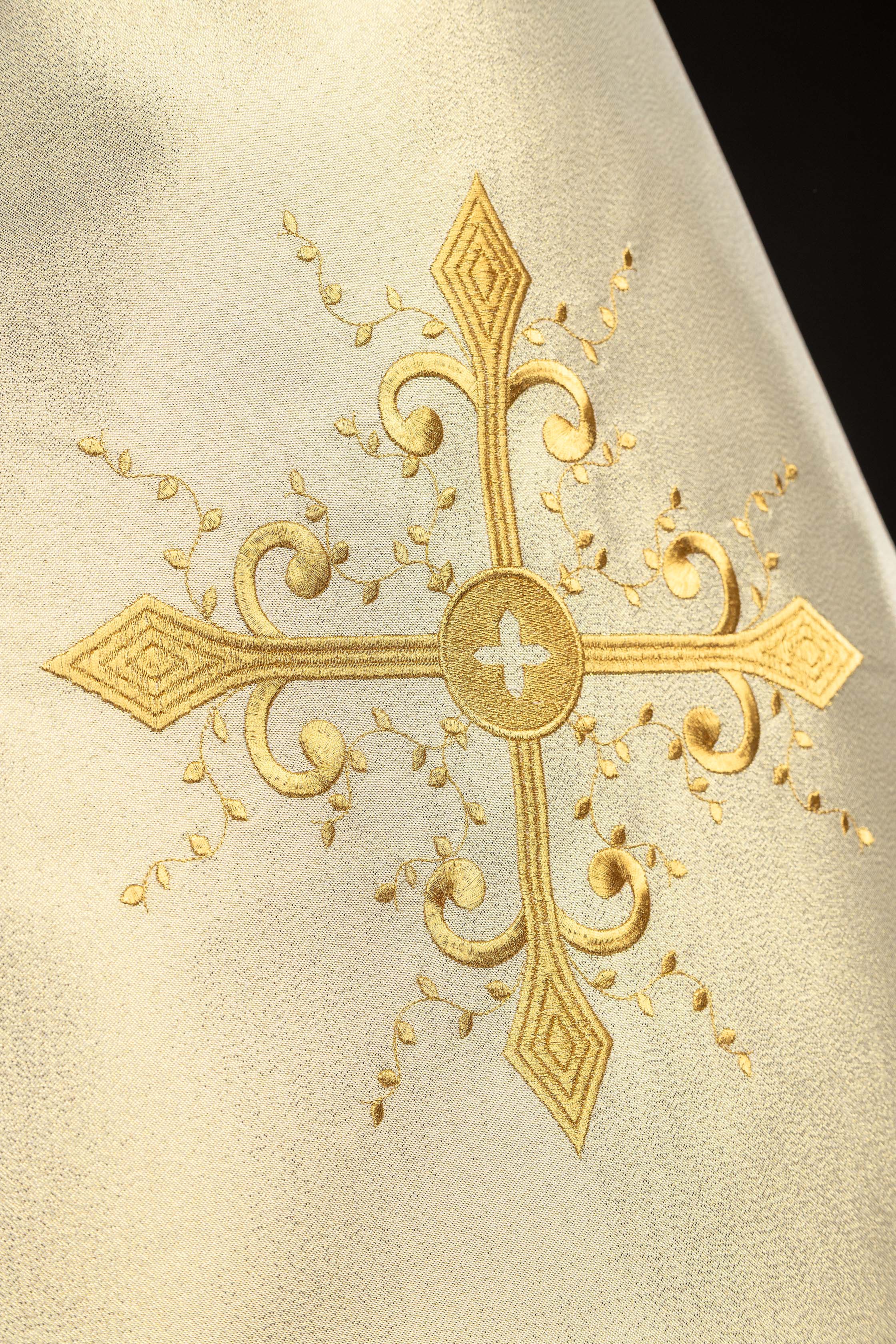 Voile huméral doré avec motif de croix brodé