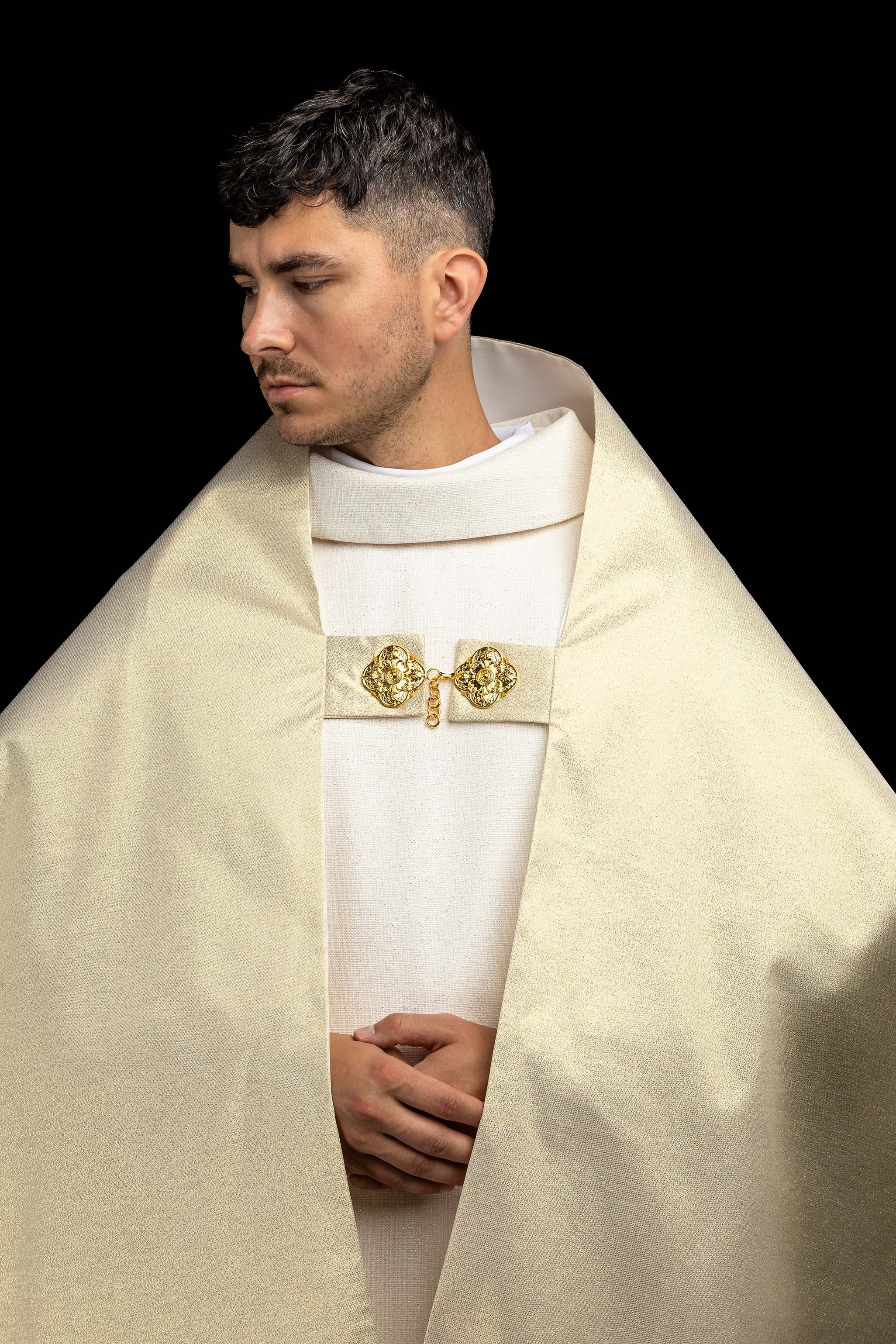 Voile huméral doré avec motif de croix brodé