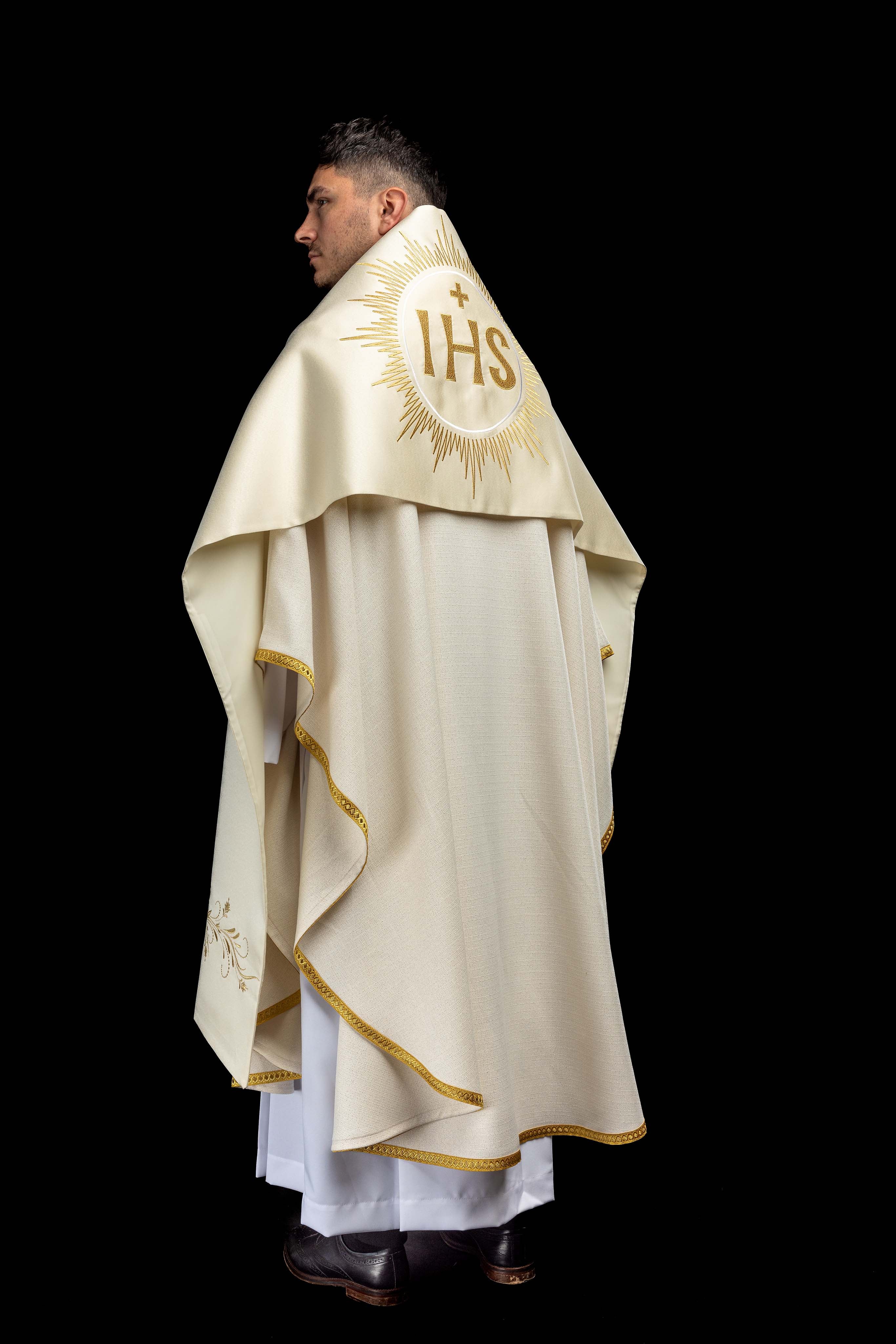 Voile huméral écru avec symbole IHS brodé