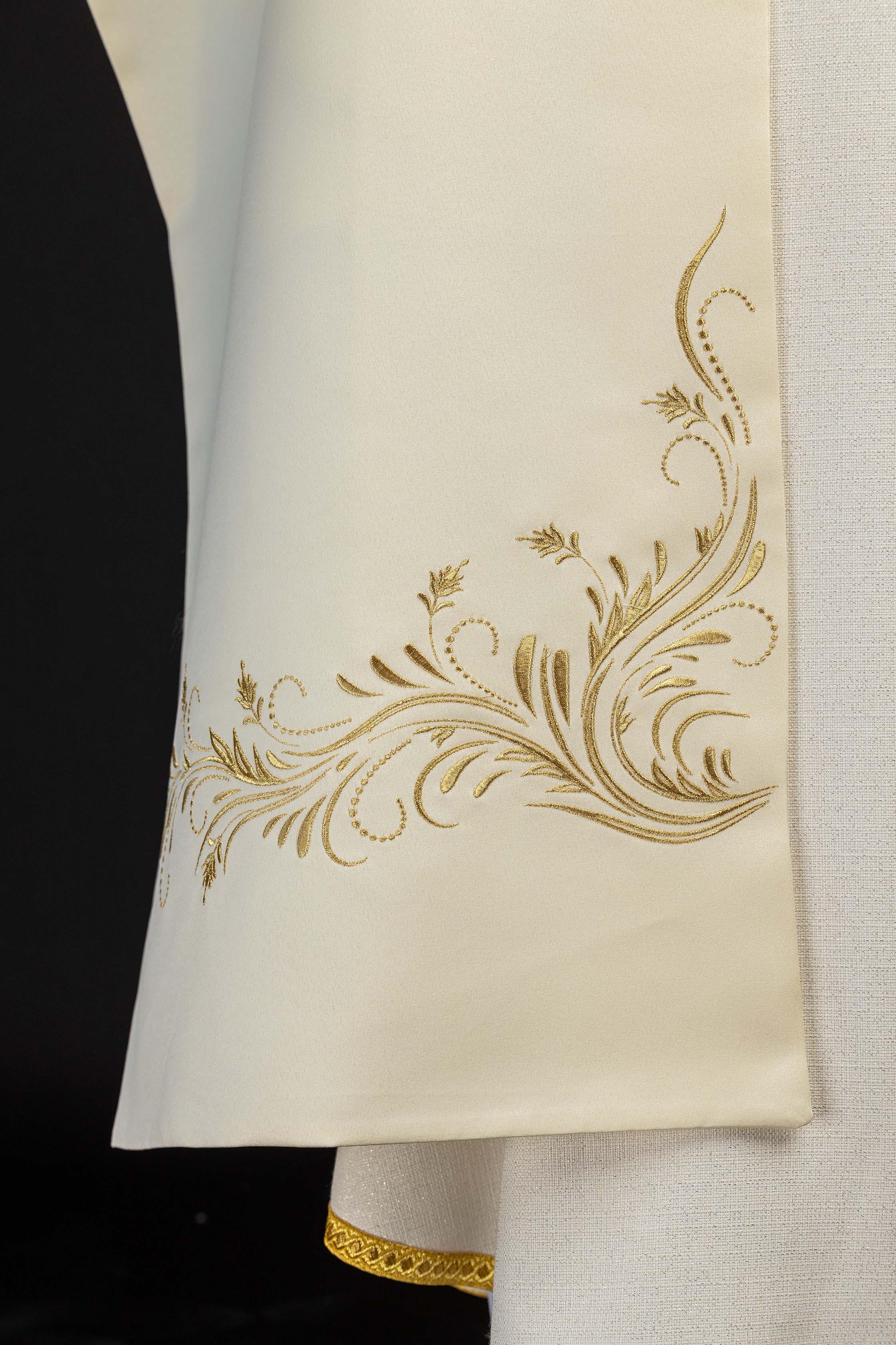 Voile huméral écru avec symbole IHS brodé