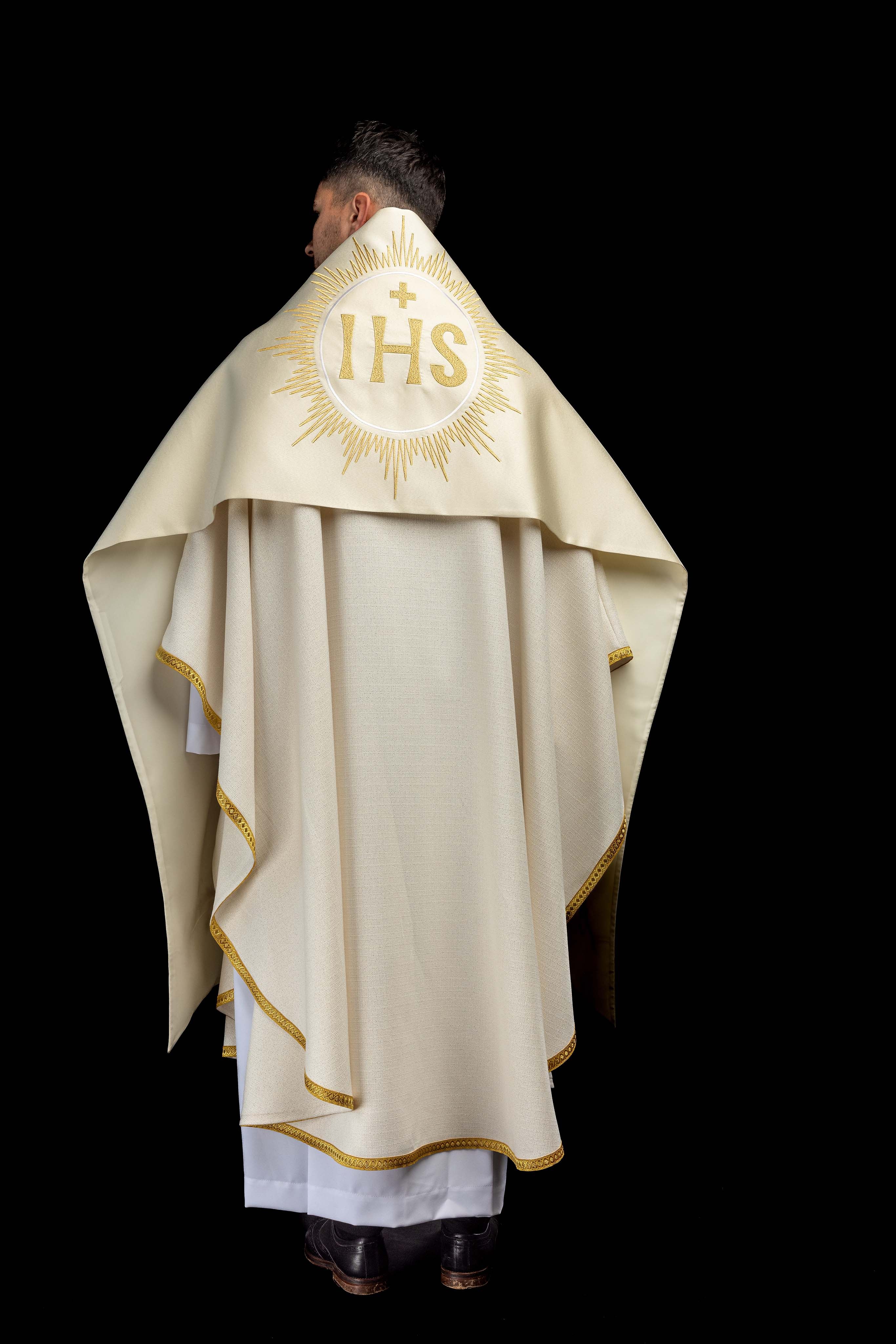 Voile huméral écru avec symbole IHS brodé