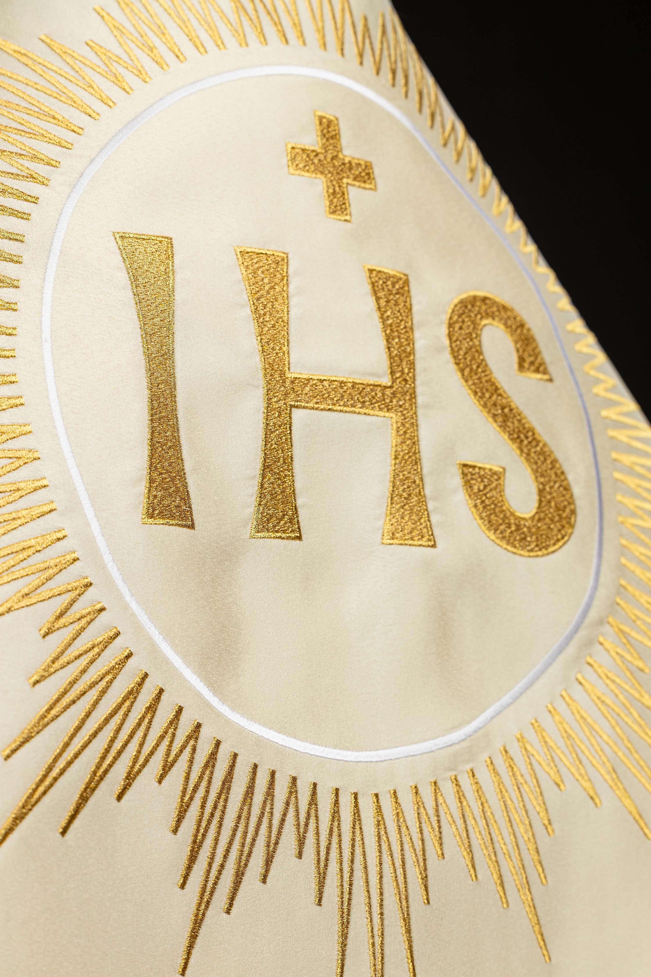 Voile huméral écru avec symbole IHS brodé