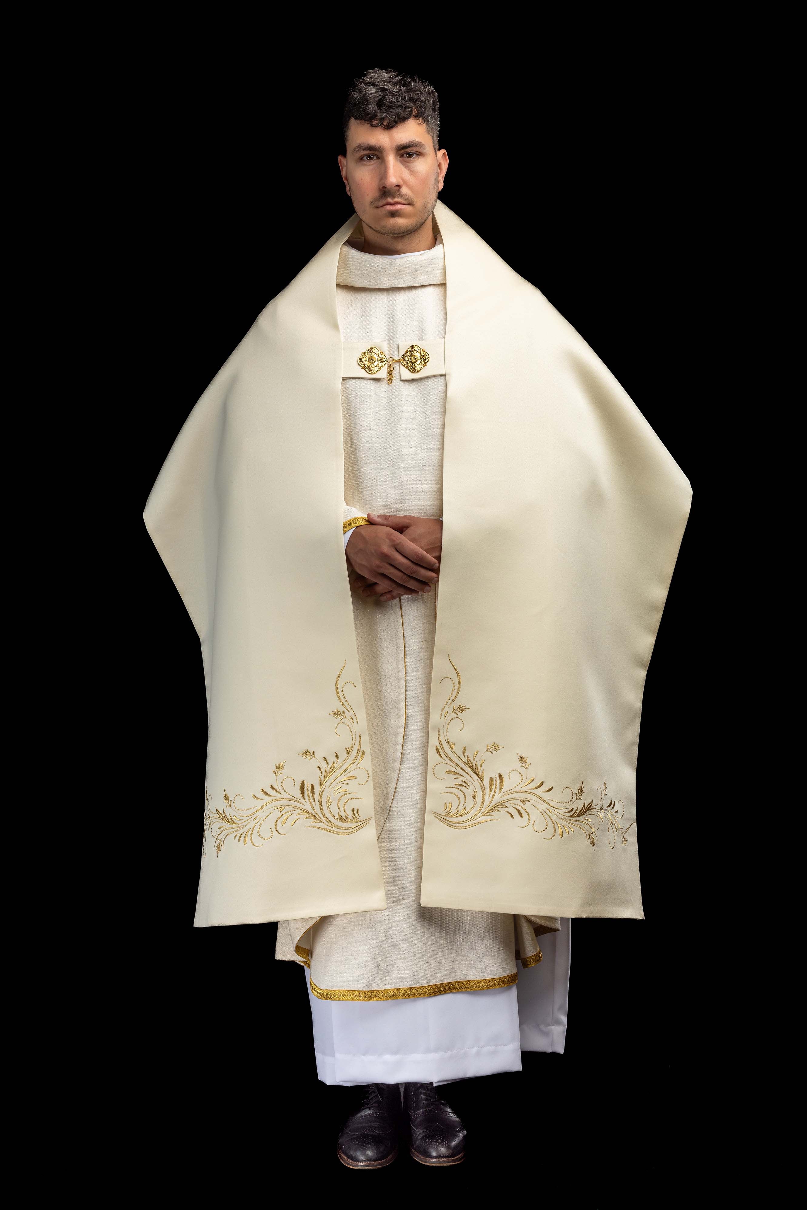 Voile huméral écru avec symbole IHS brodé
