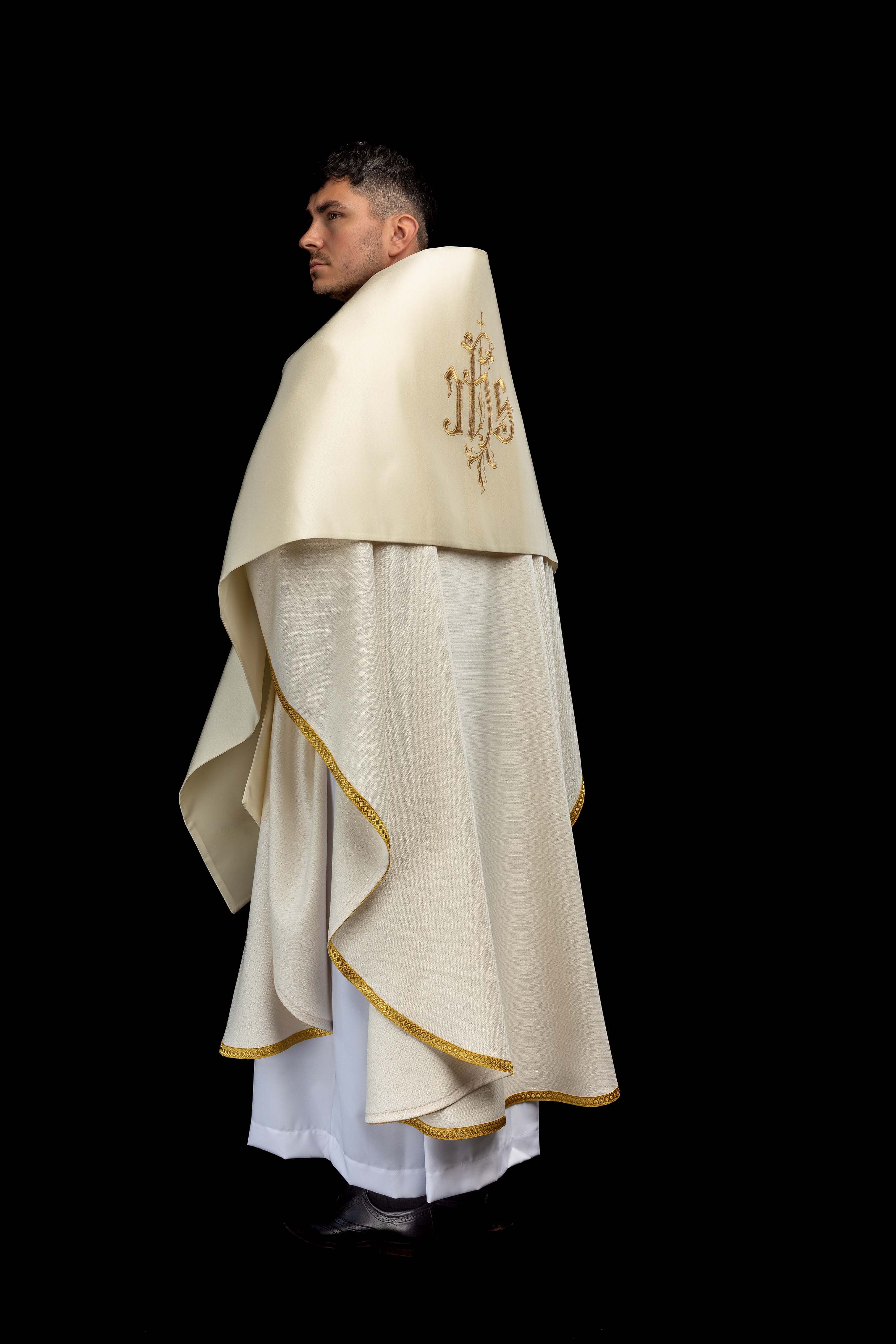 Voile huméral écru avec motif IHS brodé