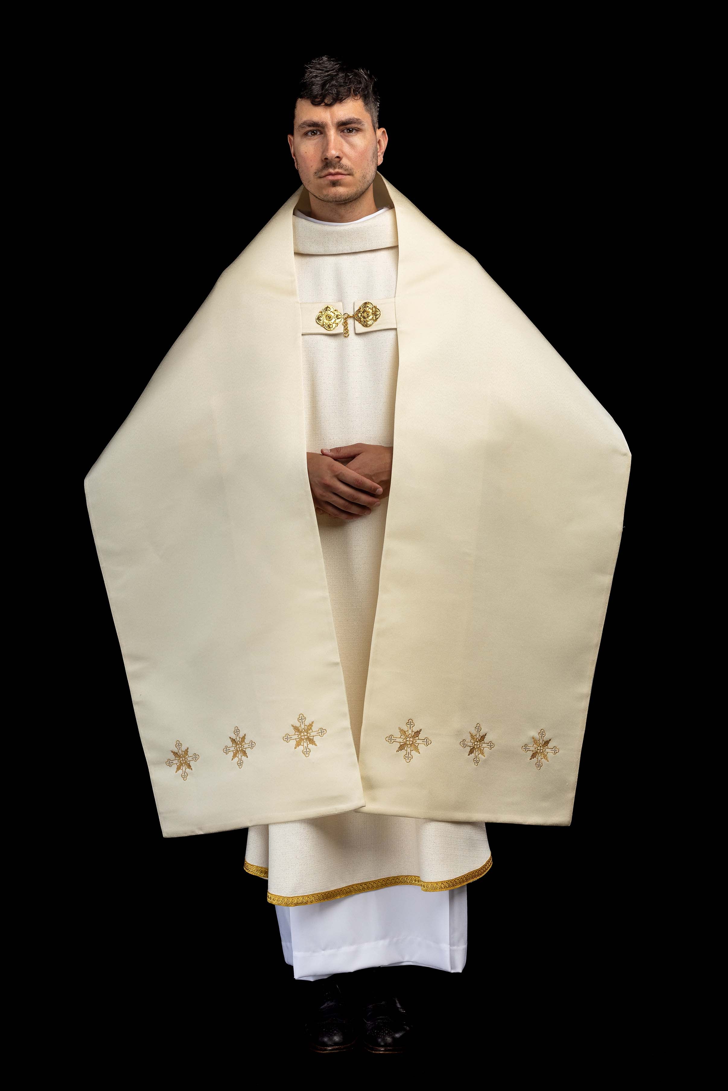 Voile huméral écru avec motif IHS brodé