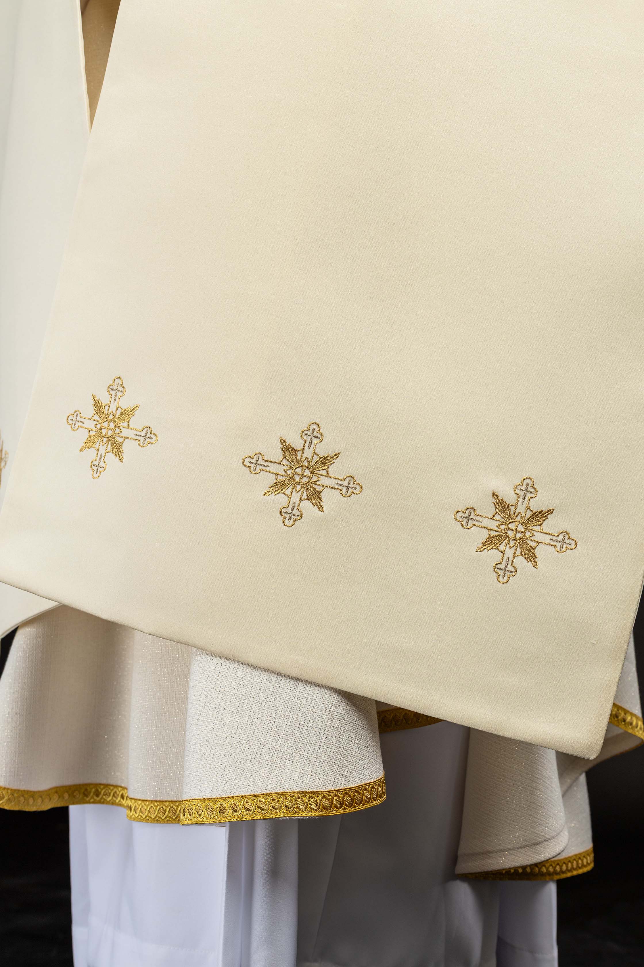 Voile huméral écru avec motif IHS brodé