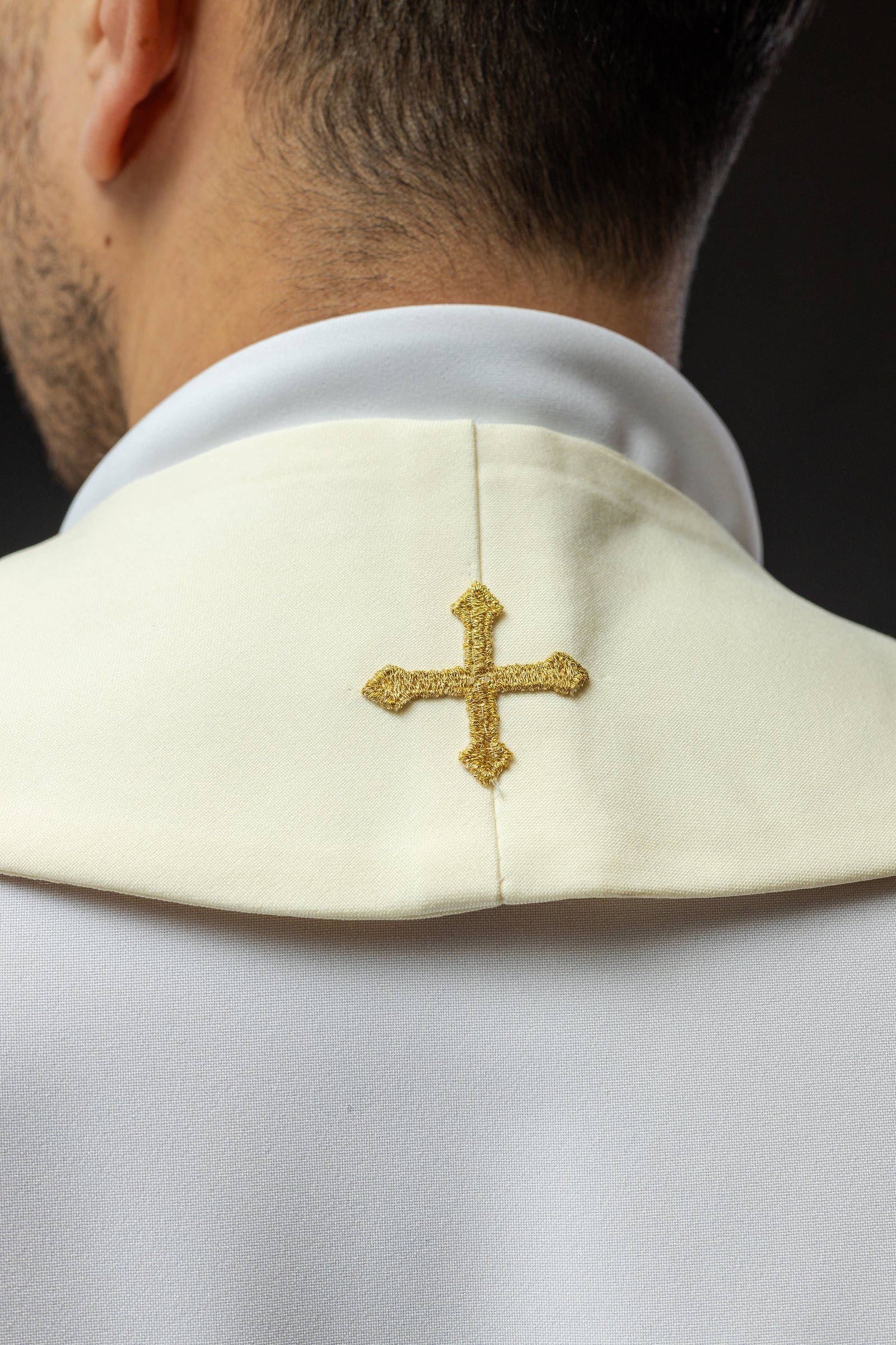Étole de prêtre brodée avec croix décorée en écru
