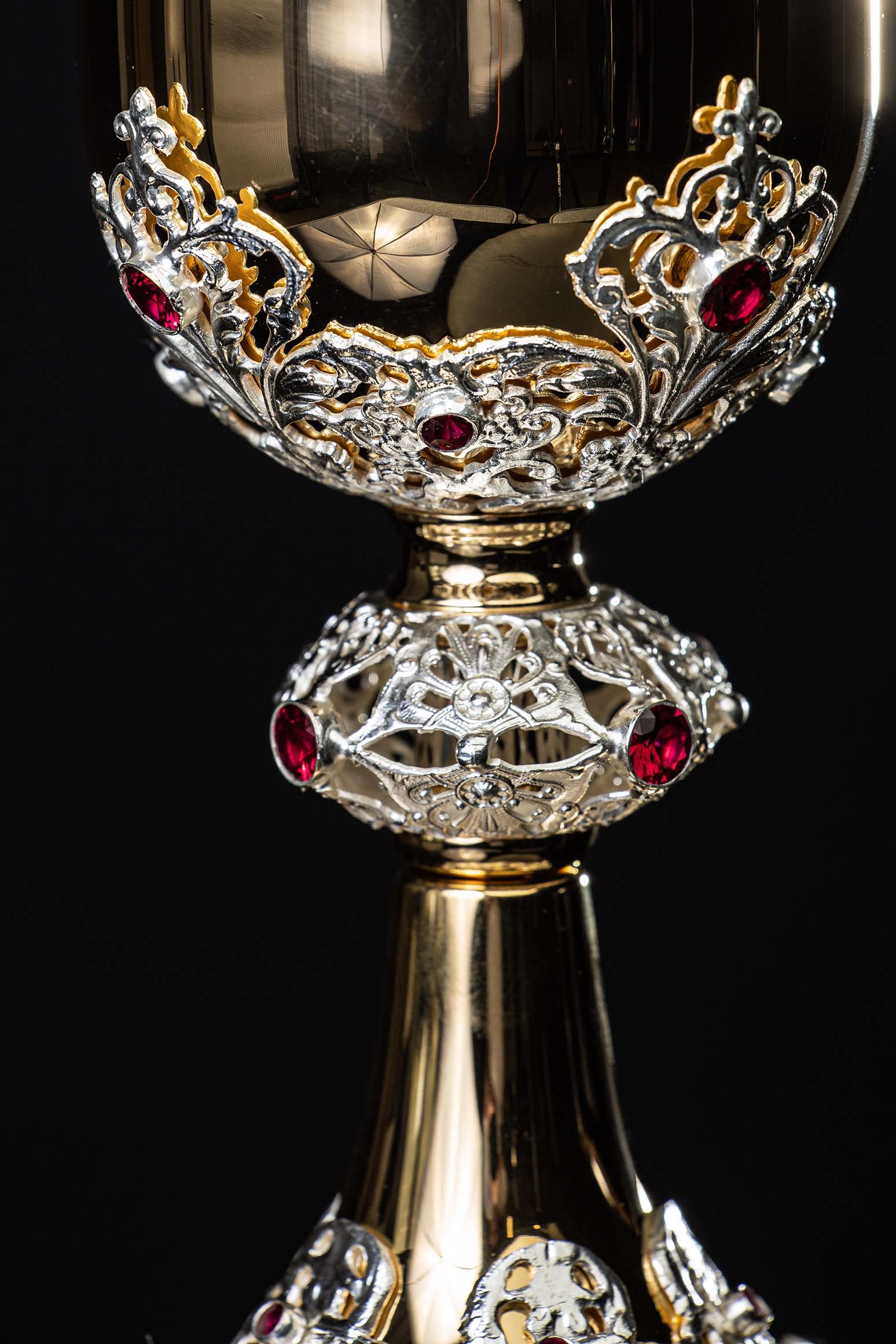 Calice liturgique doré fait à la main orné de rubis