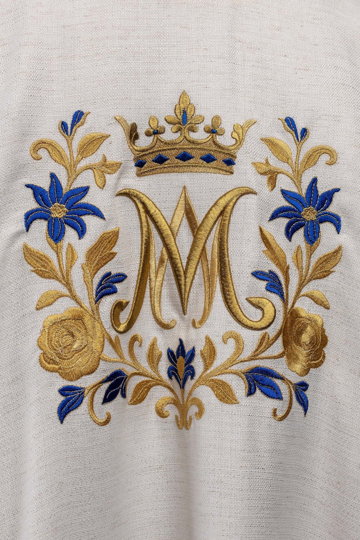 Dalmatique écrue brodée d’un motif marial