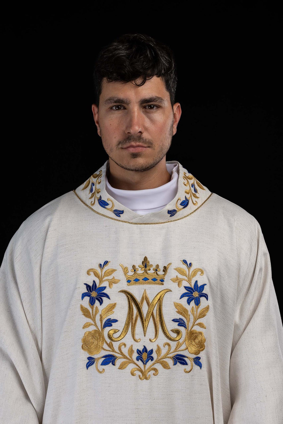 Dalmatique écrue brodée d’un motif marial