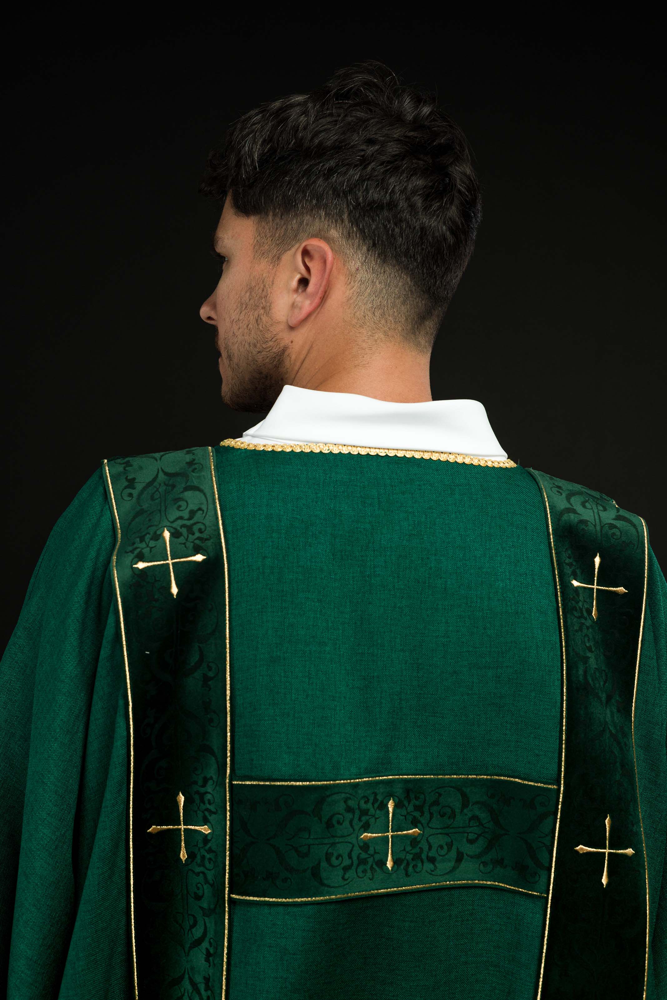 Dalmatique avec bandes en velours et croix dorées brodées verte