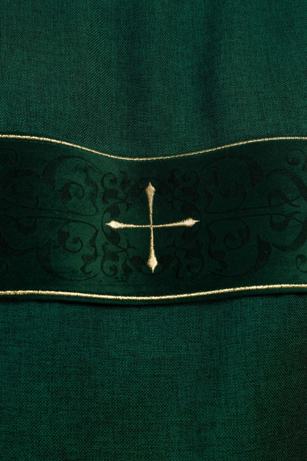 Dalmatique avec bandes en velours et croix dorées brodées verte