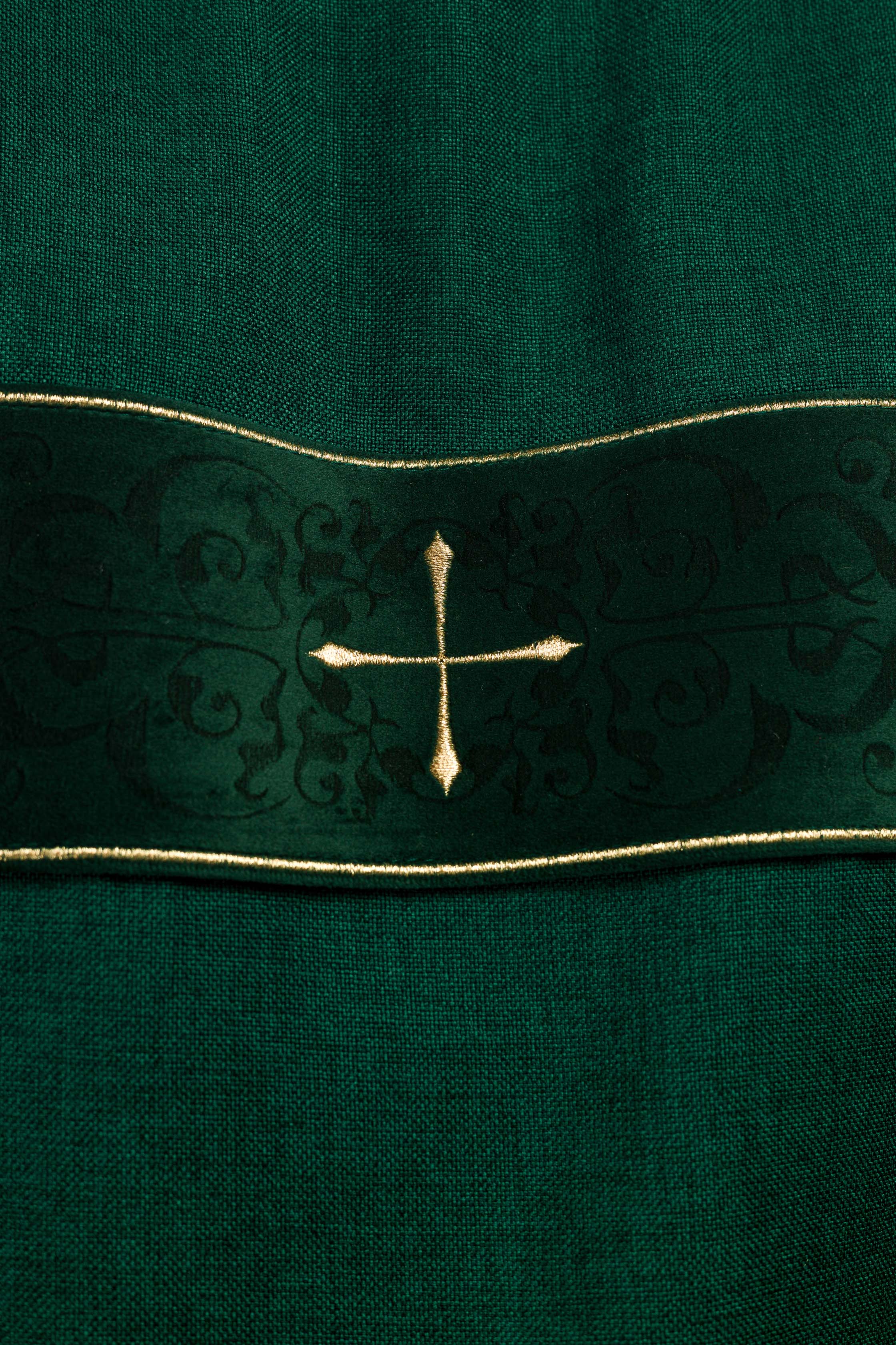 Dalmatique avec bandes en velours et croix dorées brodées verte