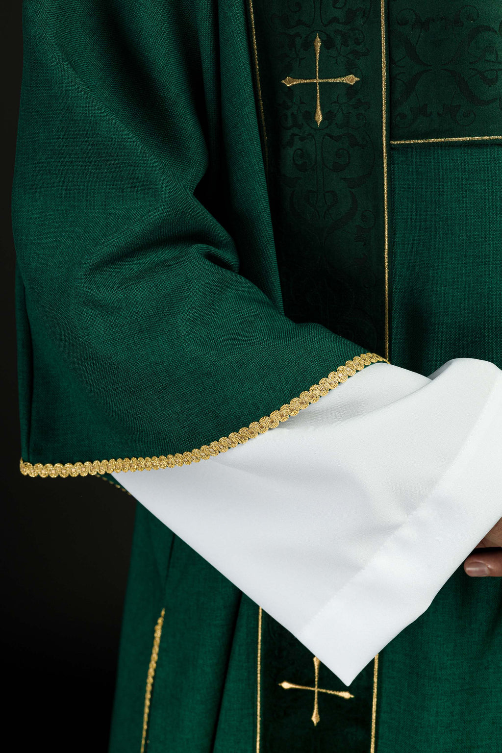 Dalmatique avec bandes en velours et croix dorées brodées verte