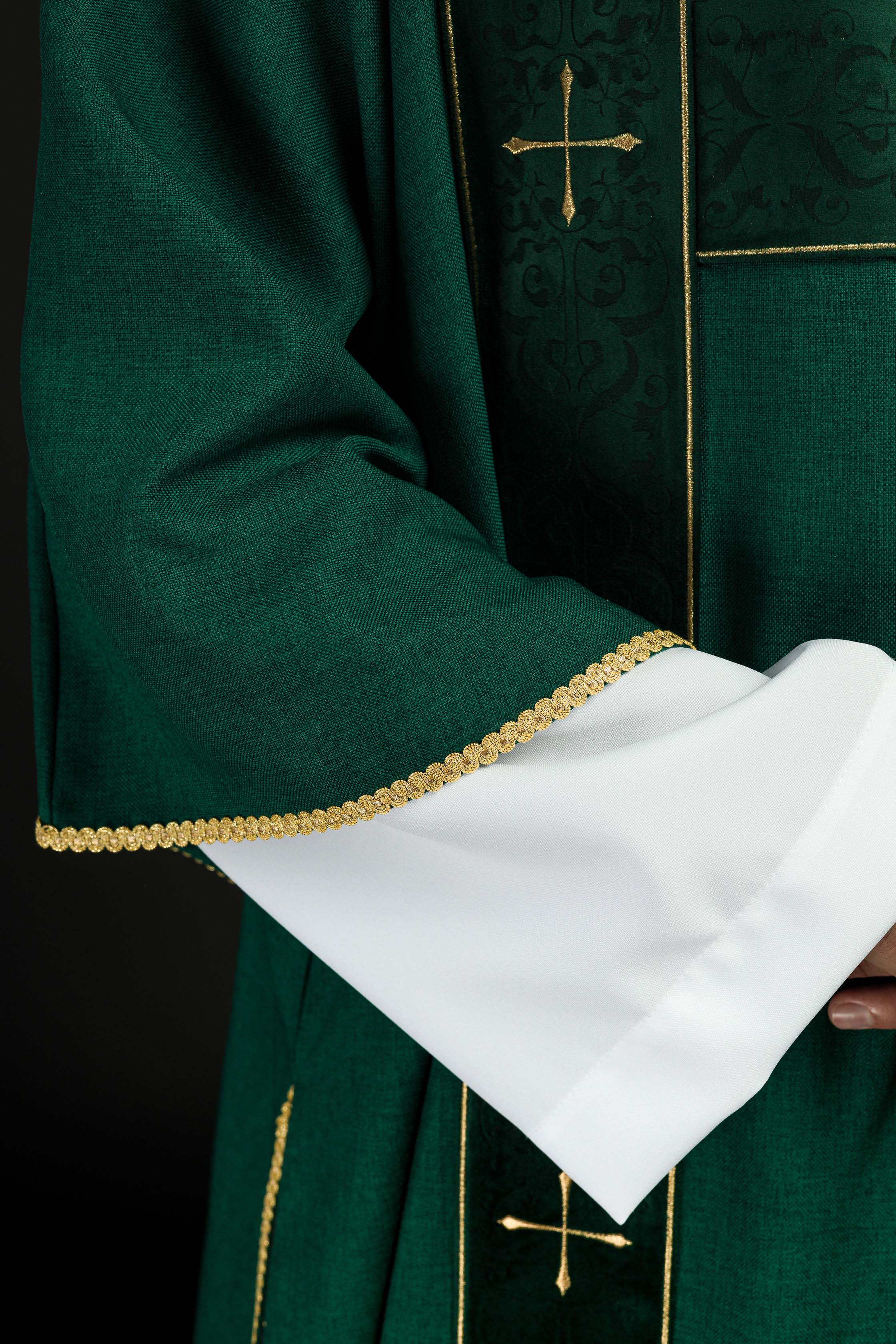Dalmatique avec bandes en velours et croix dorées brodées verte