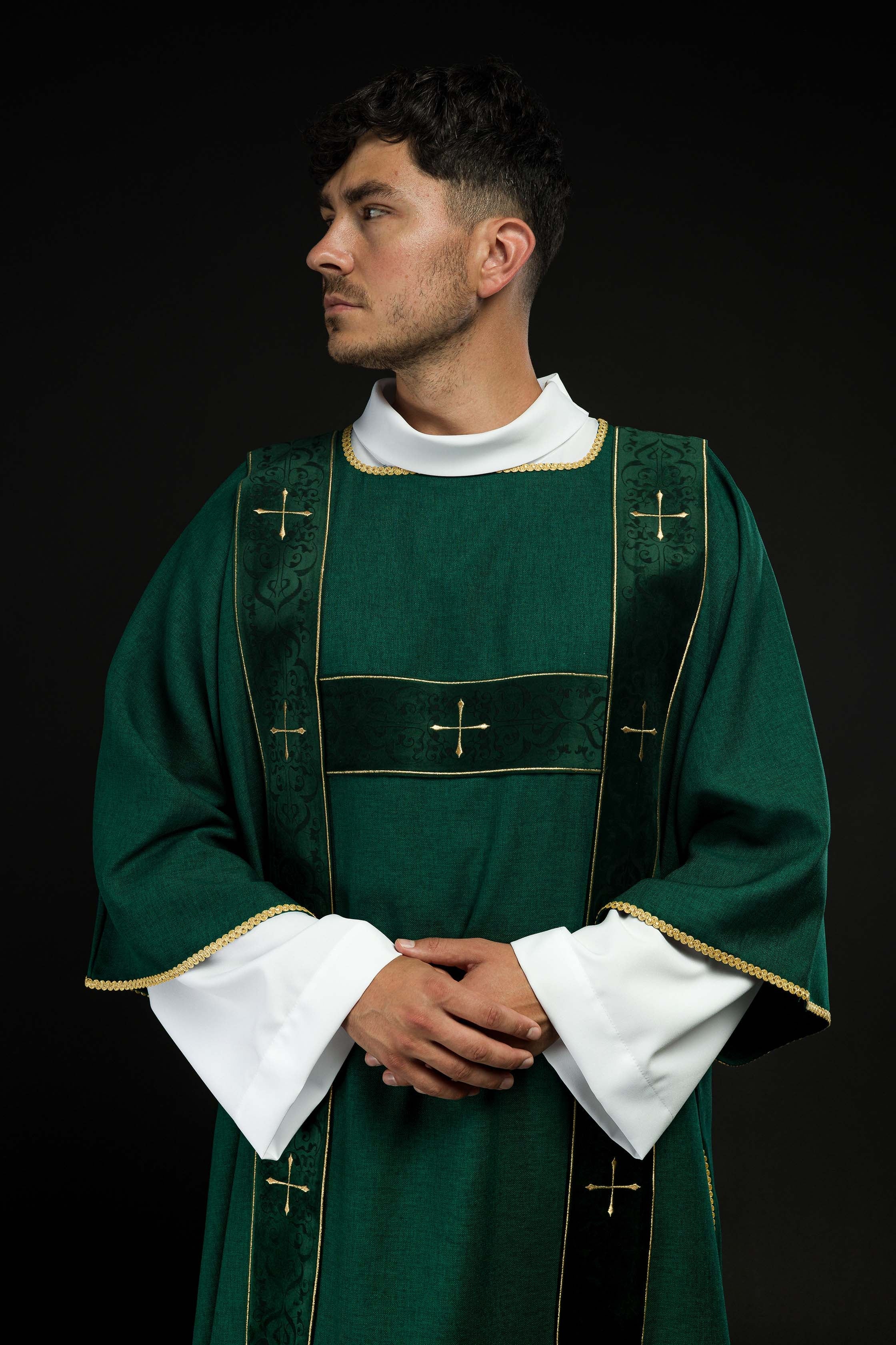 Dalmatique avec bandes en velours et croix dorées brodées verte