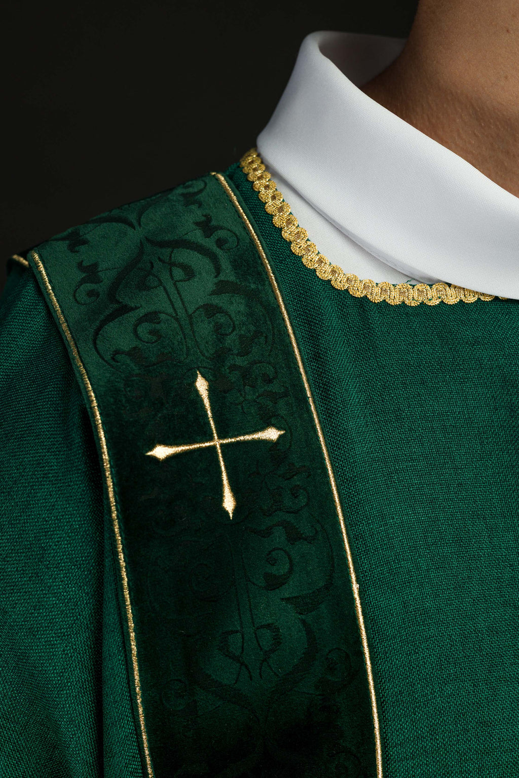 Dalmatique avec bandes en velours et croix dorées brodées verte