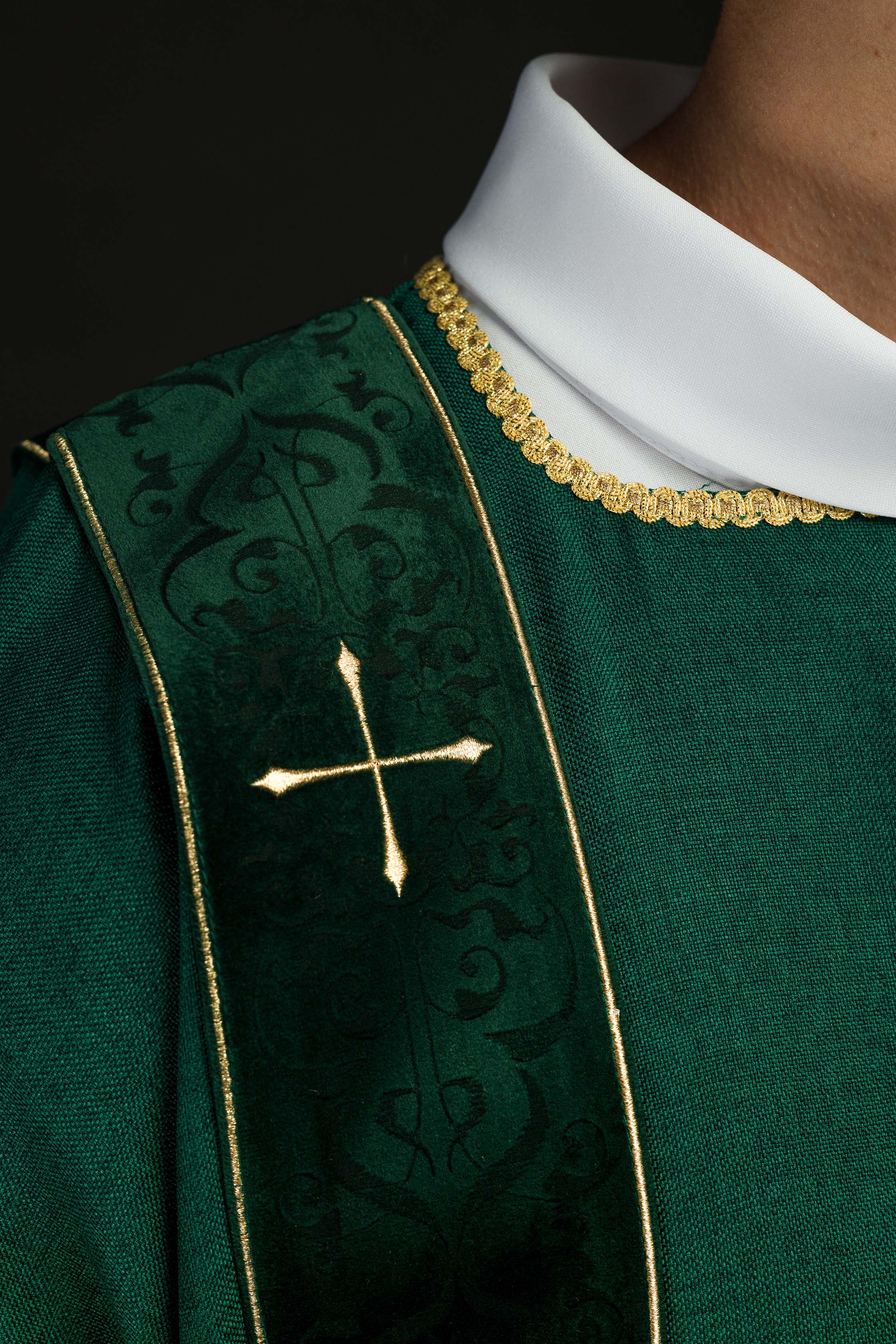 Dalmatique avec bandes en velours et croix dorées brodées verte