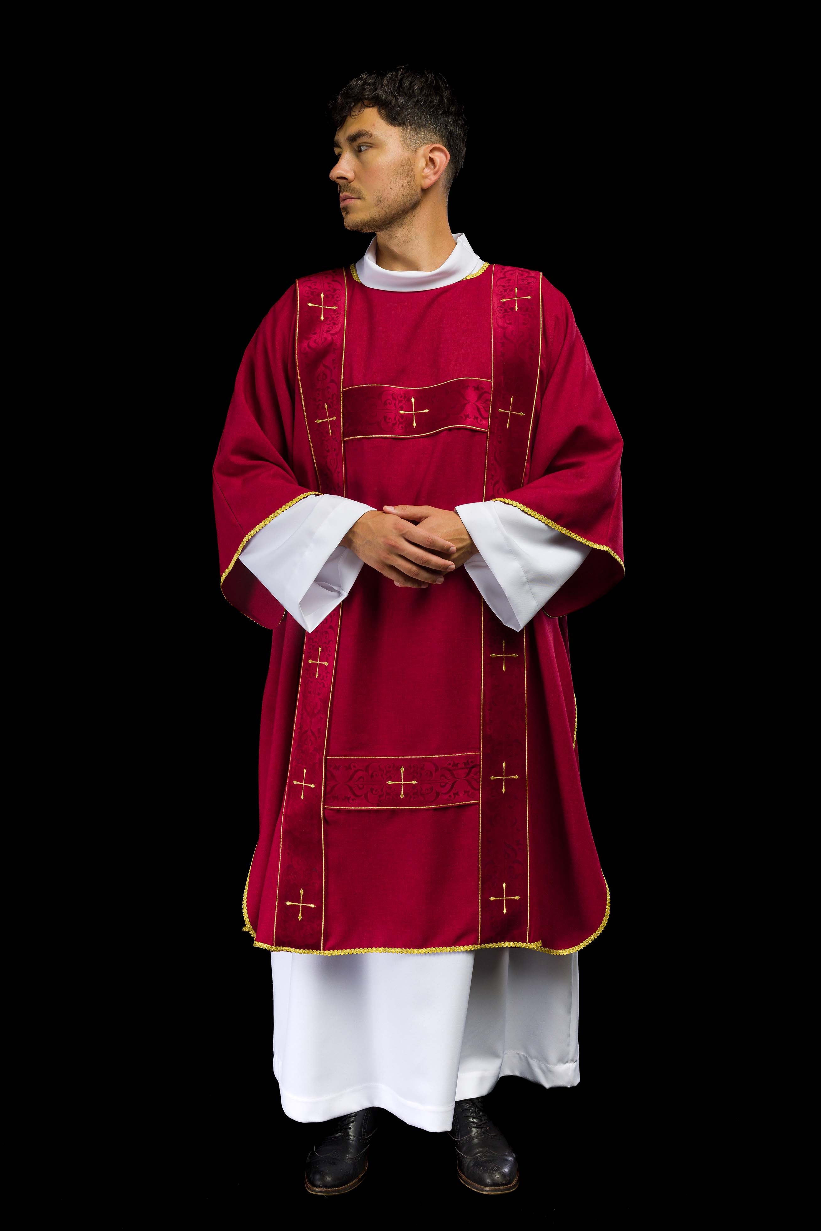 Dalmatique rouge avec bandes en velours et croix dorées brodées