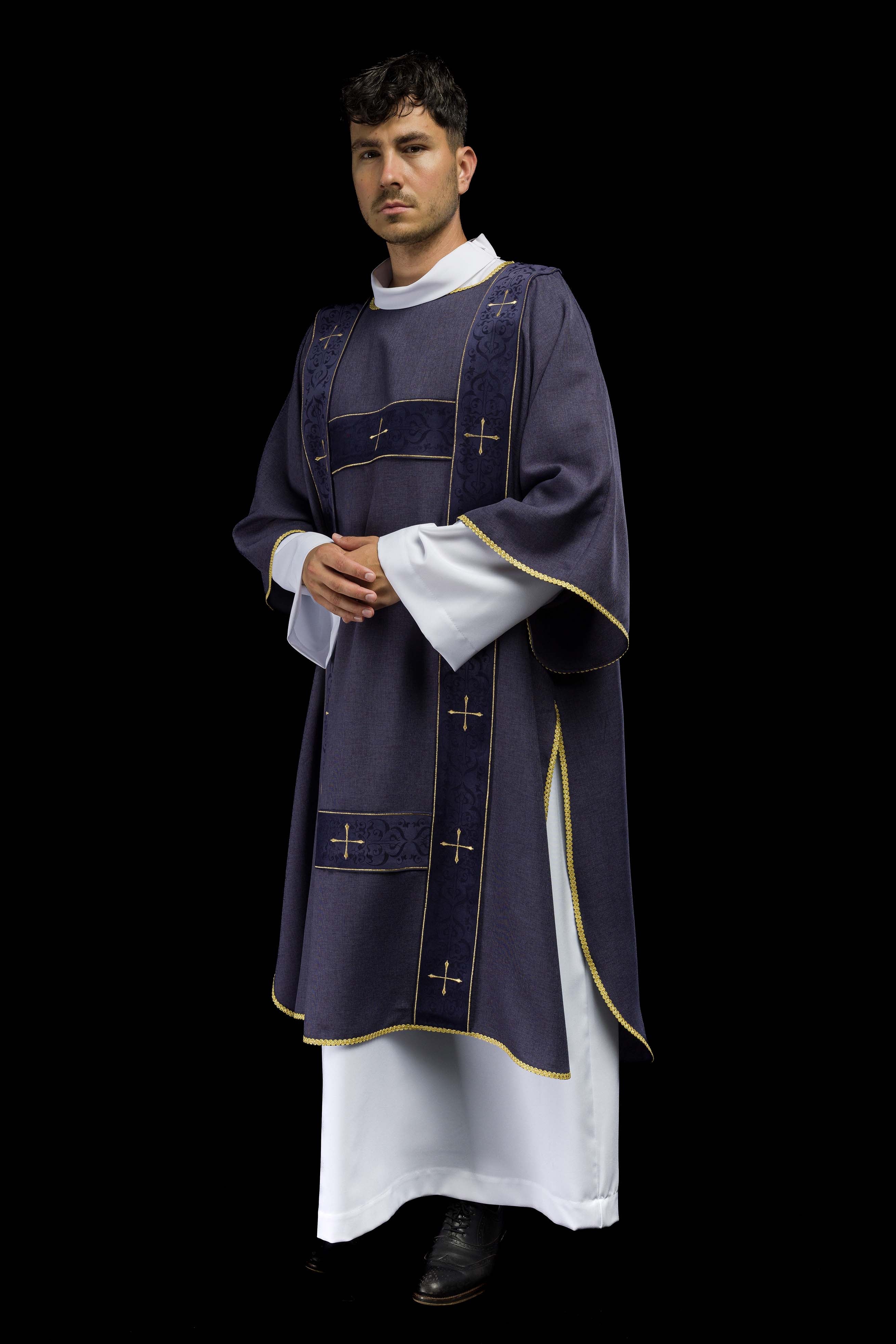 Dalmatique avec bandes en velours et croix dorées brodées violette