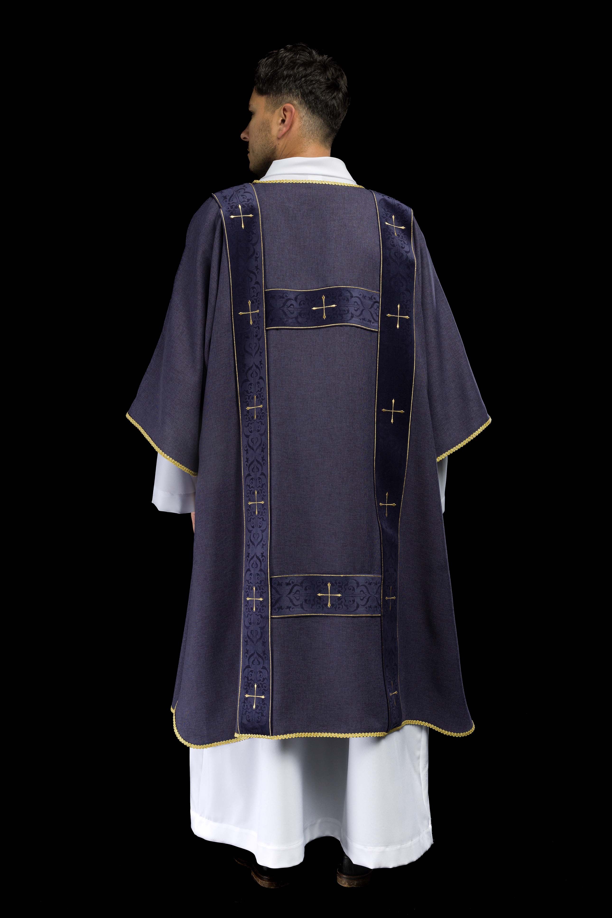 Dalmatique avec bandes en velours et croix dorées brodées violette