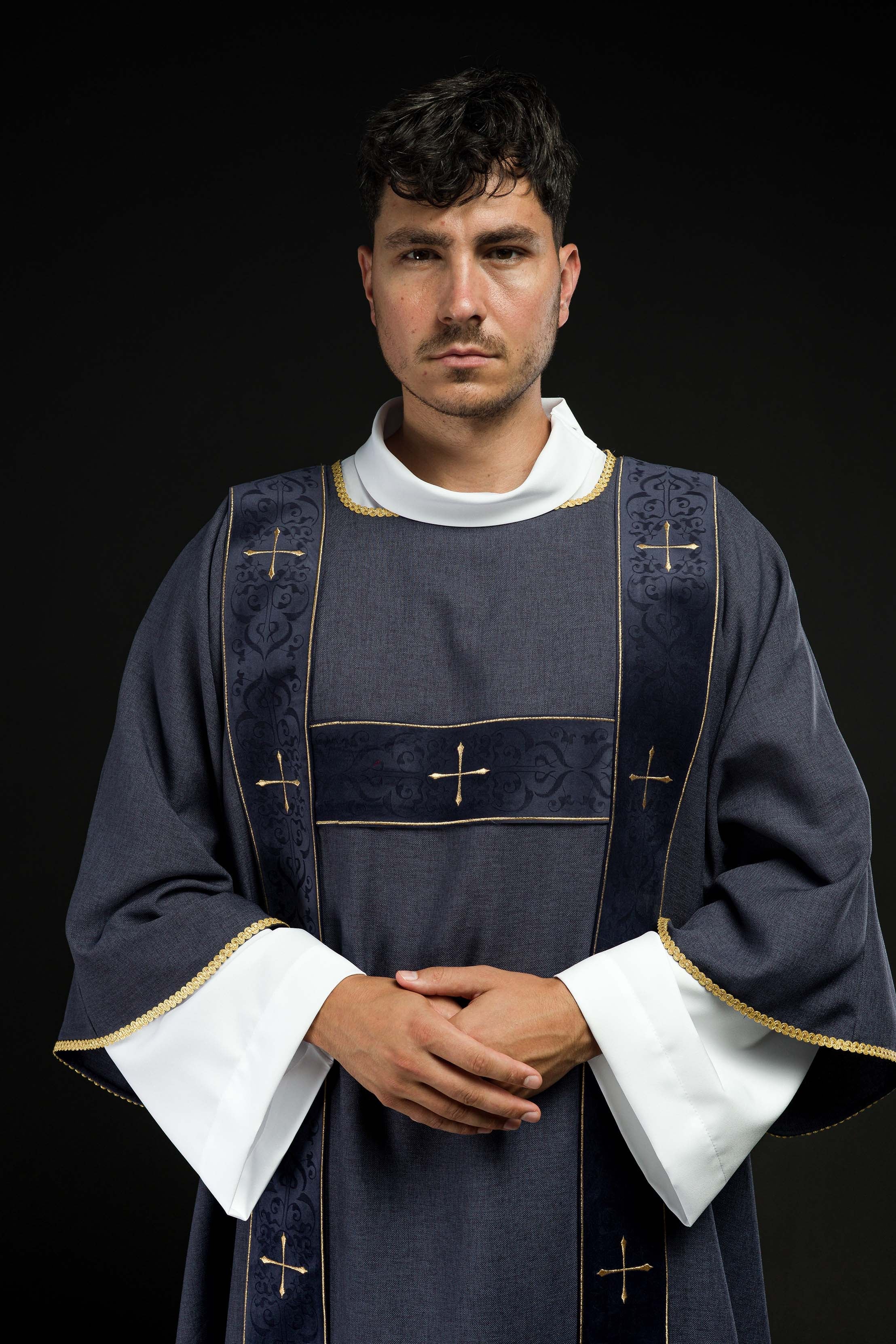 Dalmatique avec bandes en velours et croix dorées brodées violette