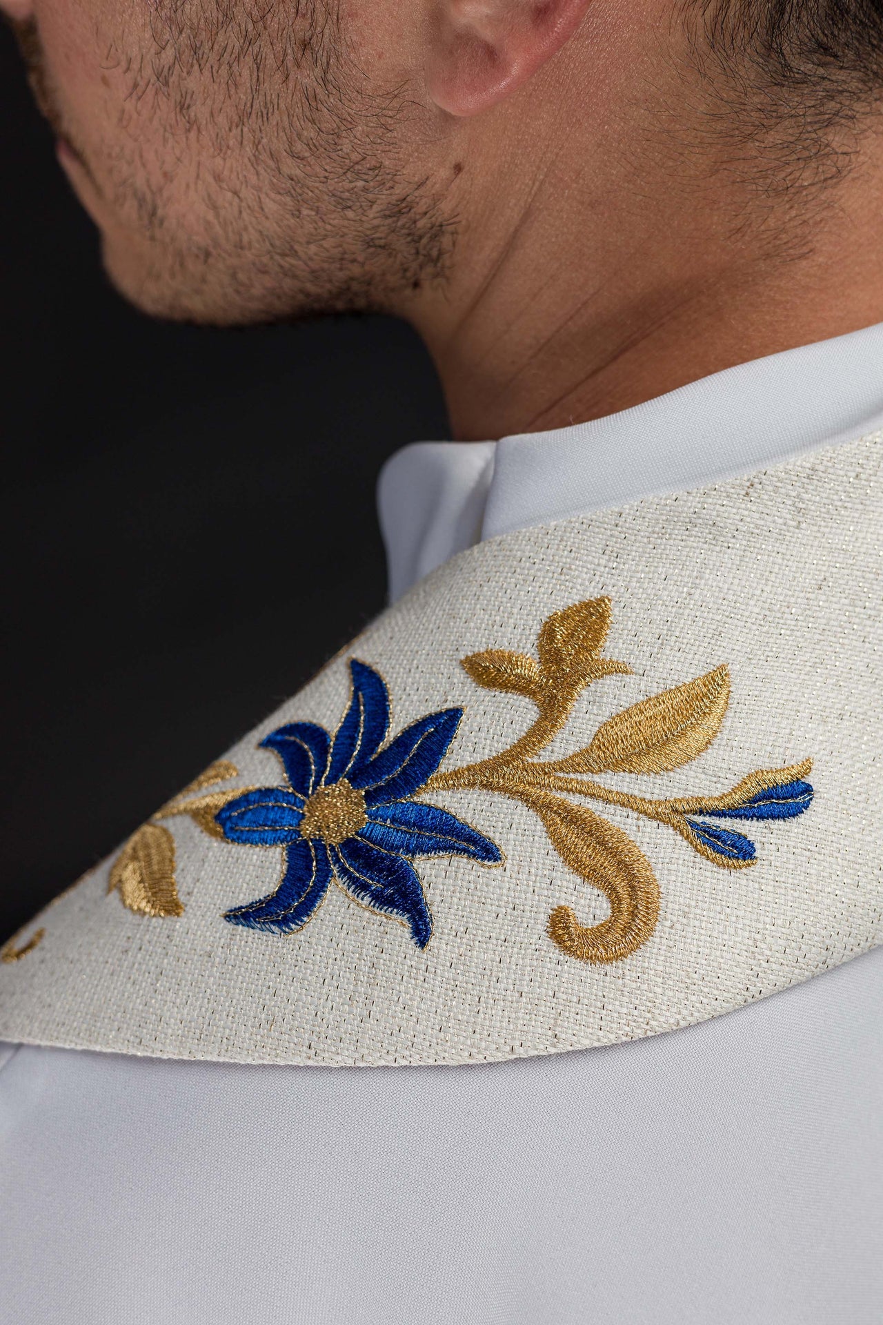 Étole brodée avec symbole marial