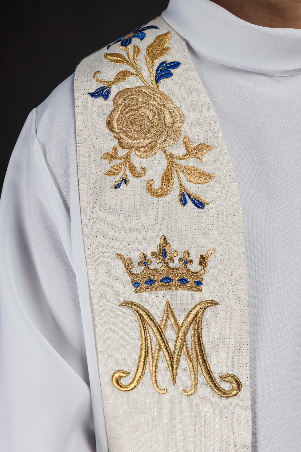 Étole brodée avec symbole marial