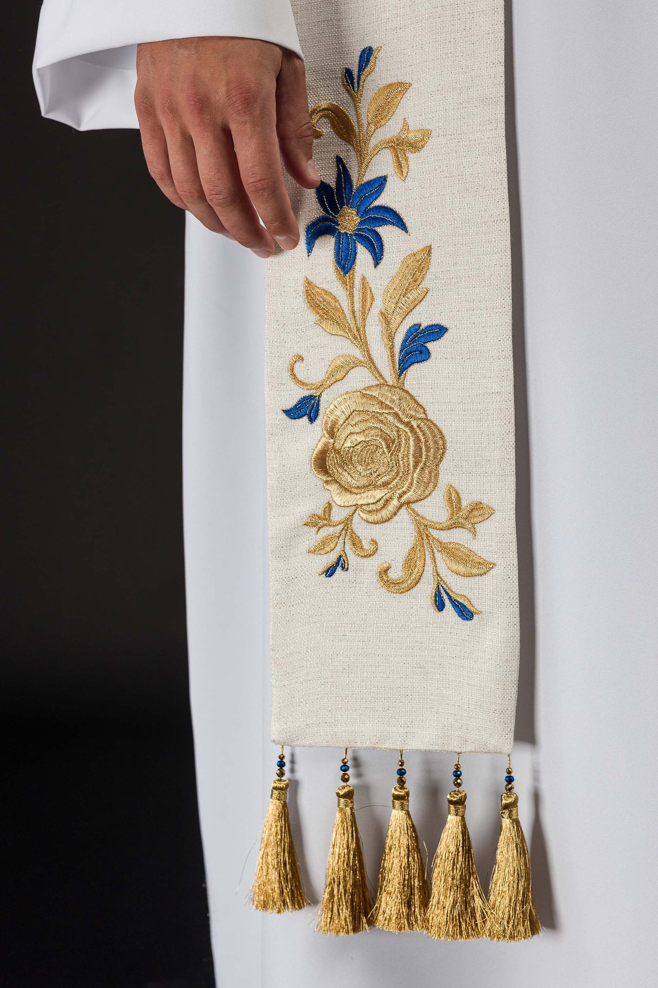 Étole brodée avec symbole marial