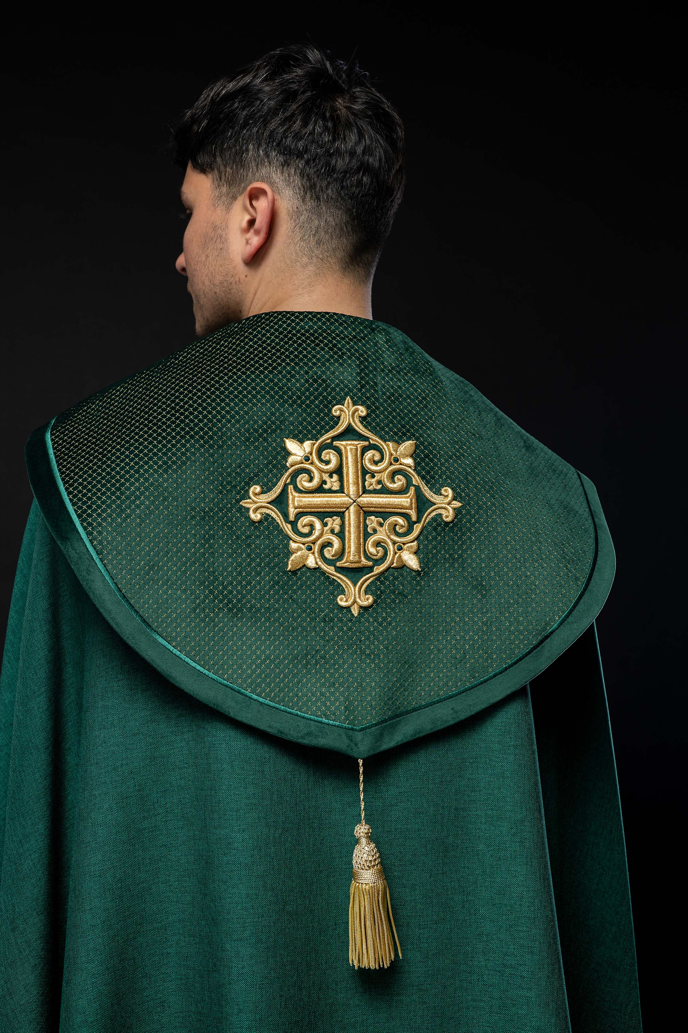 Chapelle avec une ceinture en velours et une broderie de croix