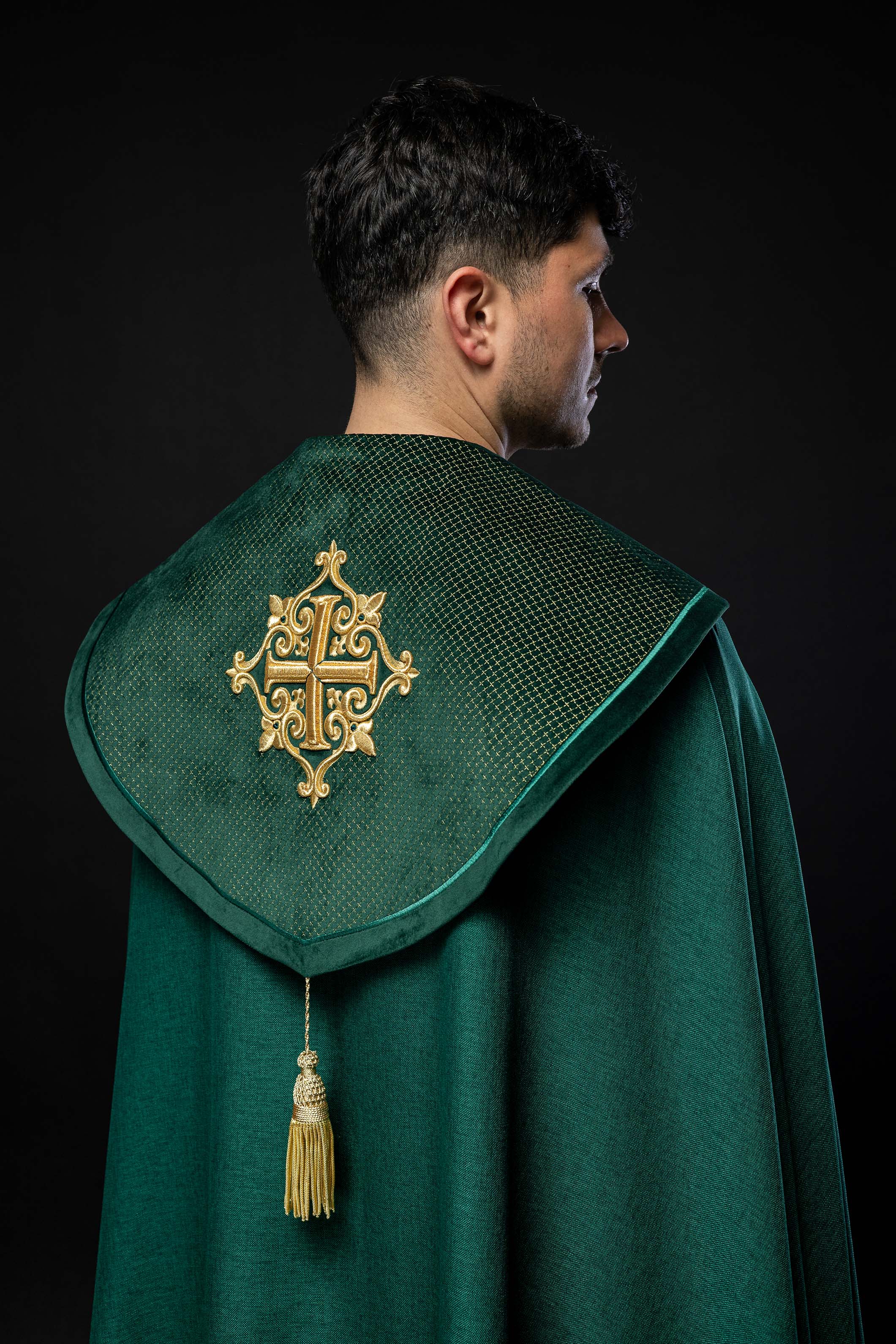Chapelle avec une ceinture en velours et une broderie de croix