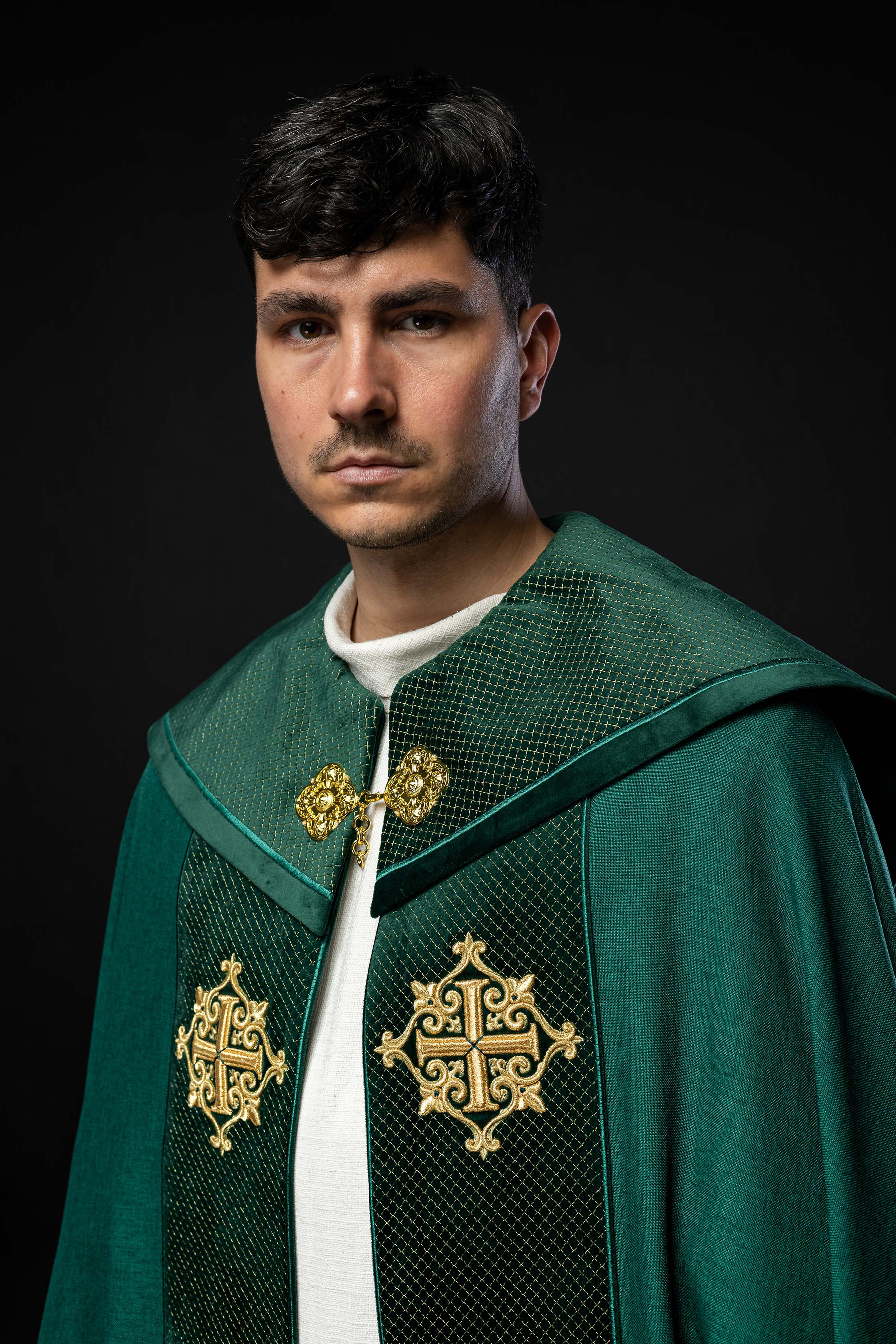 Chapelle avec une ceinture en velours et une broderie de croix