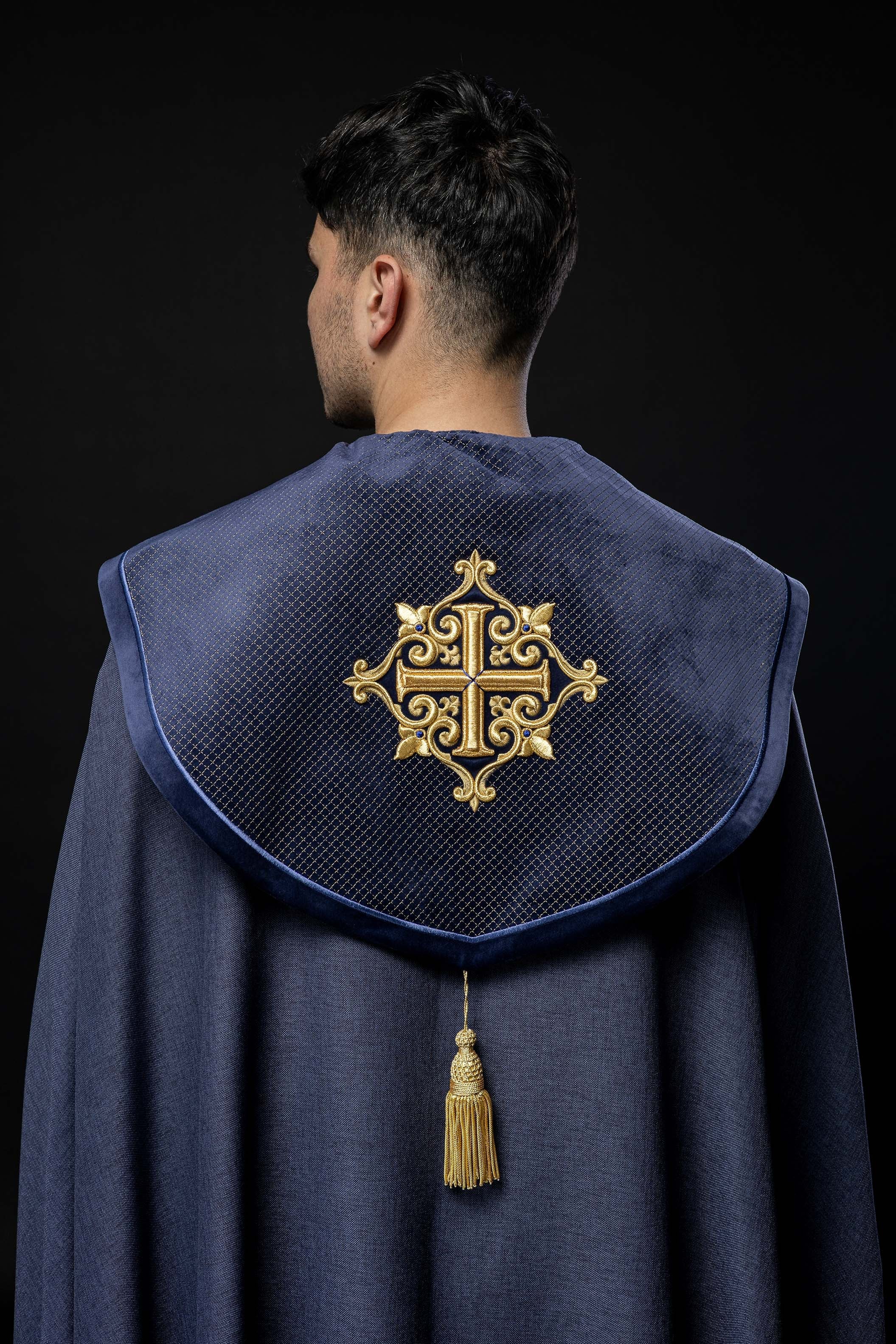Chapelle avec une ceinture en velours et une broderie de croix