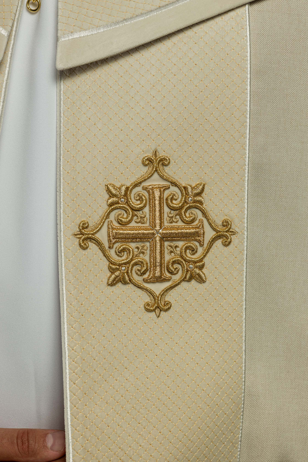 Chape pluviale en velours écru avec bande brodée de croix