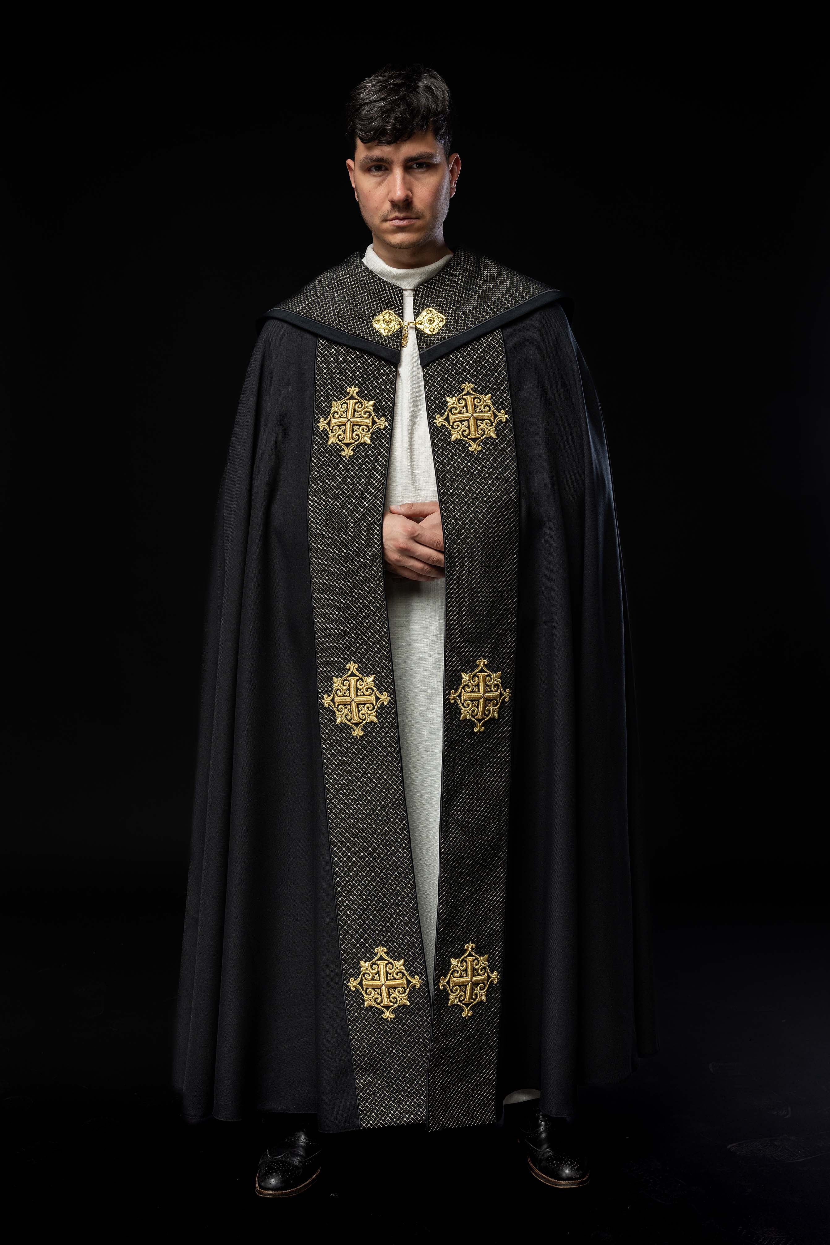 Chapelle avec une ceinture en velours et une broderie de croix