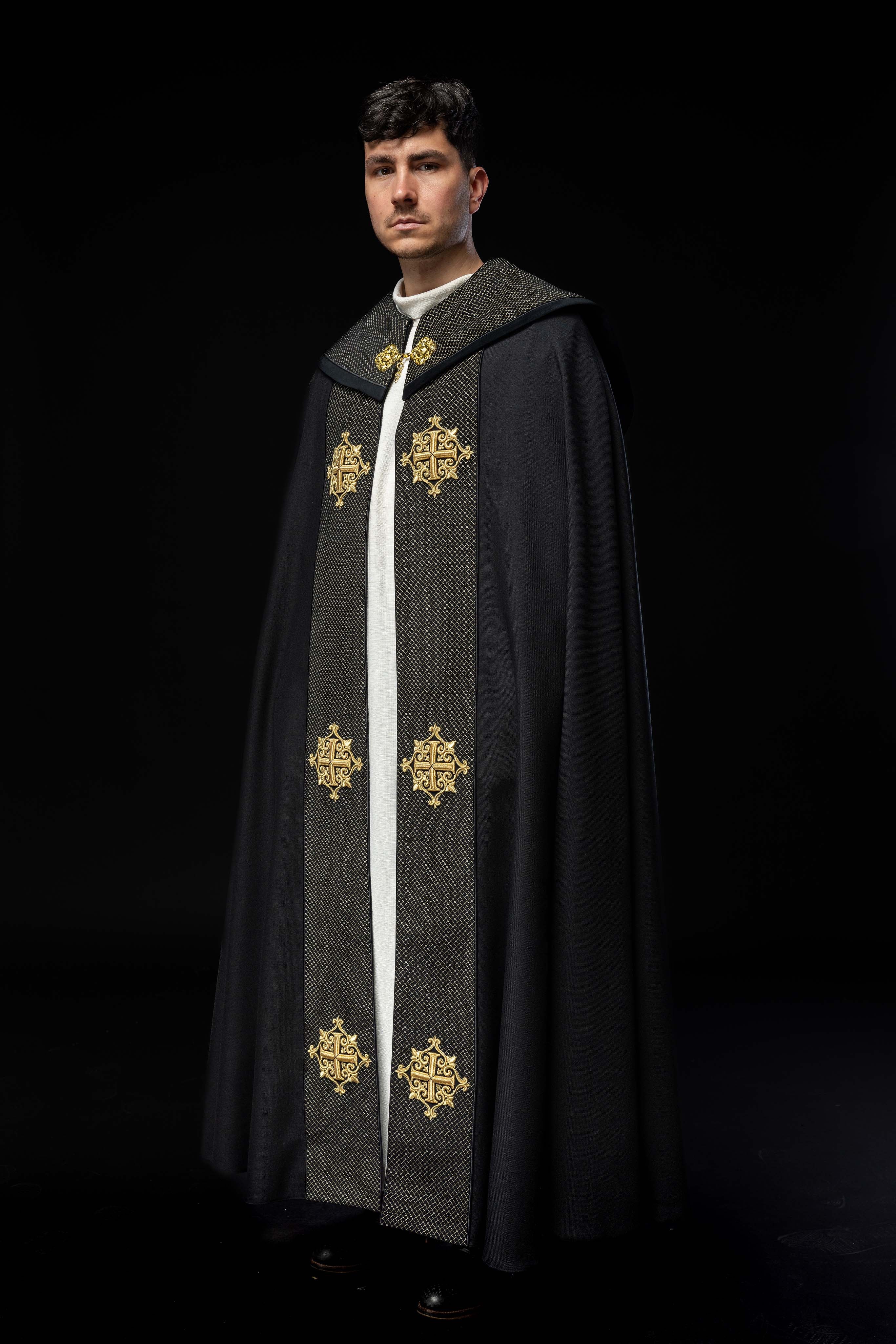 Chapelle avec une ceinture en velours et une broderie de croix