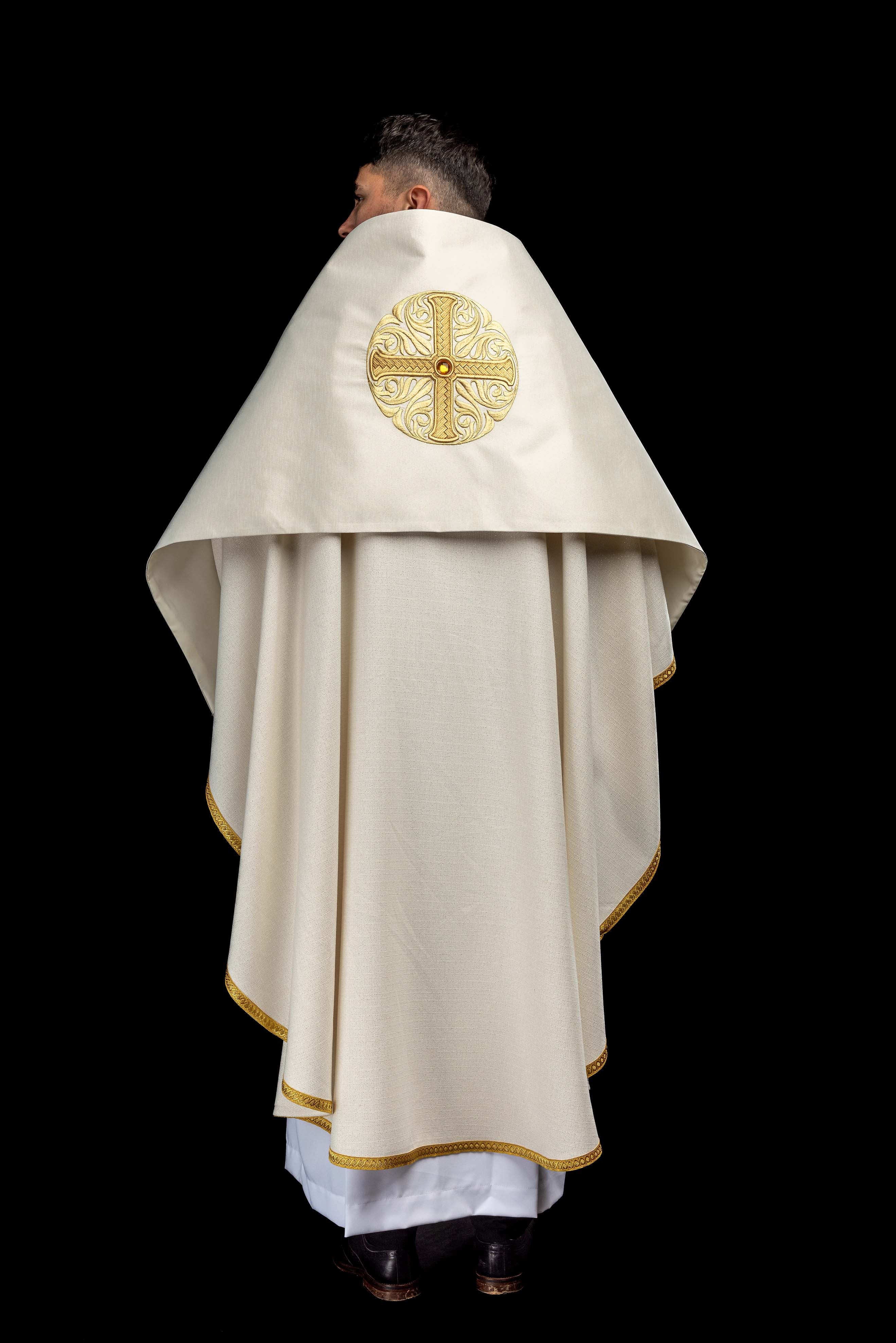 Voile huméral avec motif de croix brodé et pierre décorative
