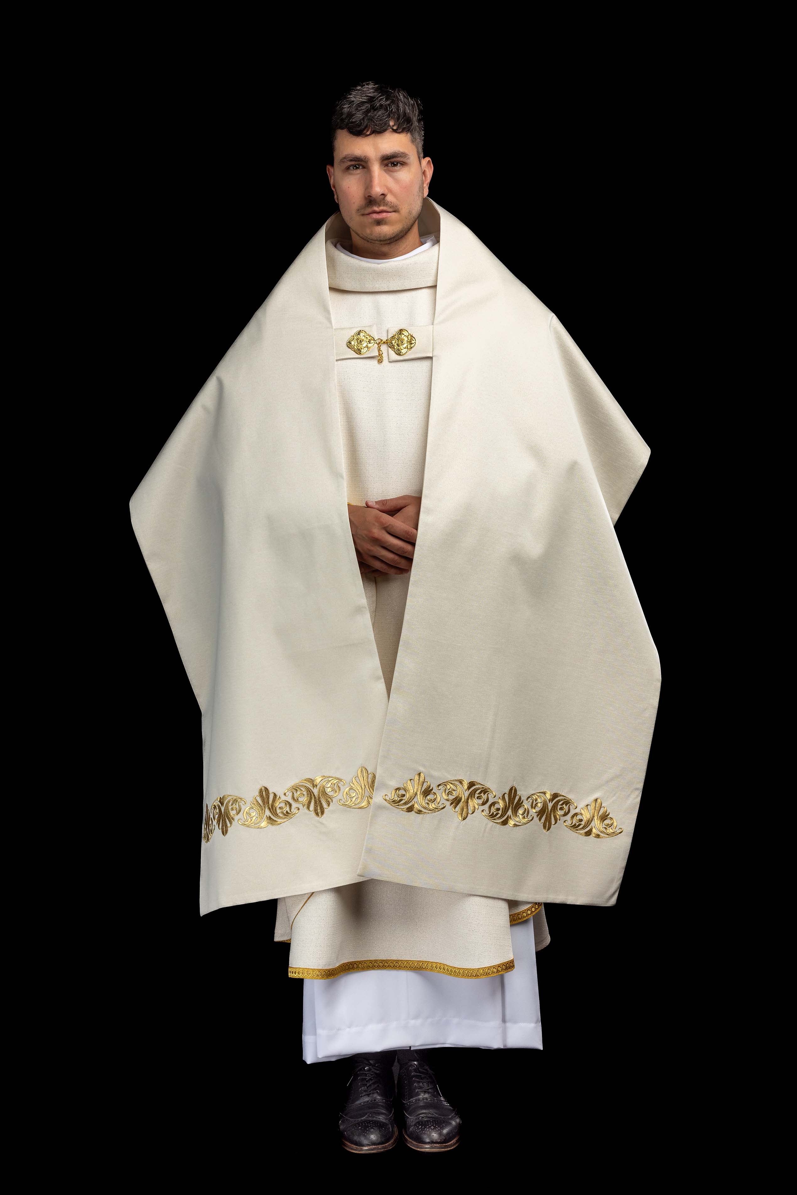 Voile huméral avec motif de croix brodé et pierre décorative